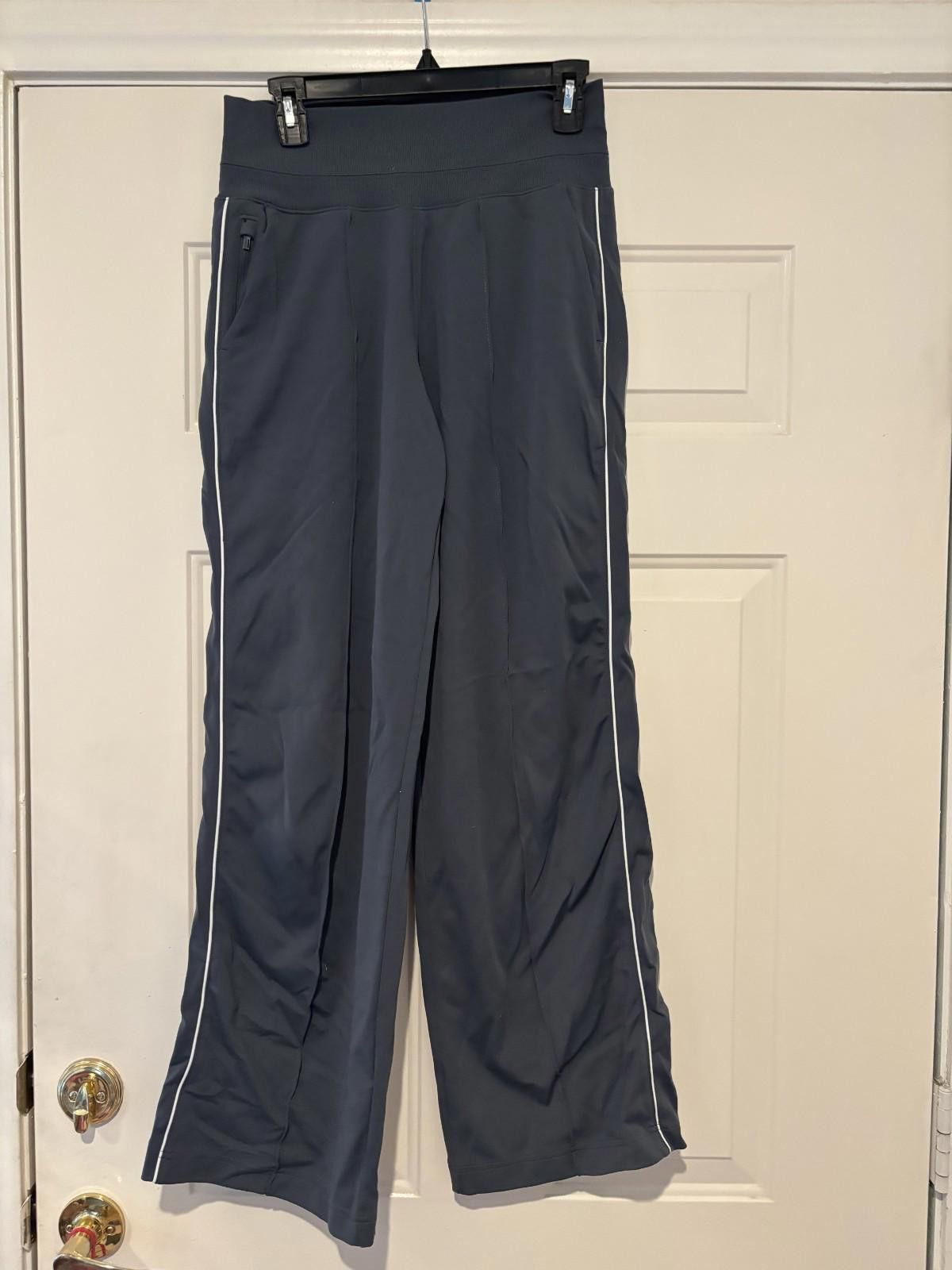 Designer Women's grey athleta active pants sz S to M #623 Size 28" / US 6 / IT 42 - 1 Thumbnail