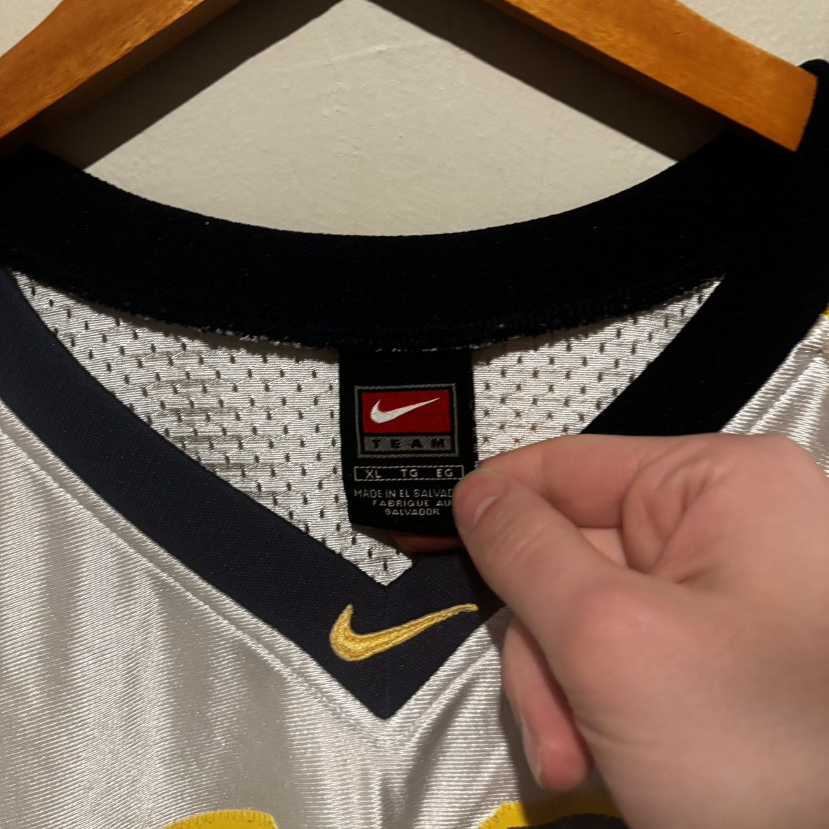 Nike MICHIGAN WOLVERINES Vintage FOOTBALL JERSEY NIKE TEAM Size US XL / EU 56 / 4 - 3 Thumbnail