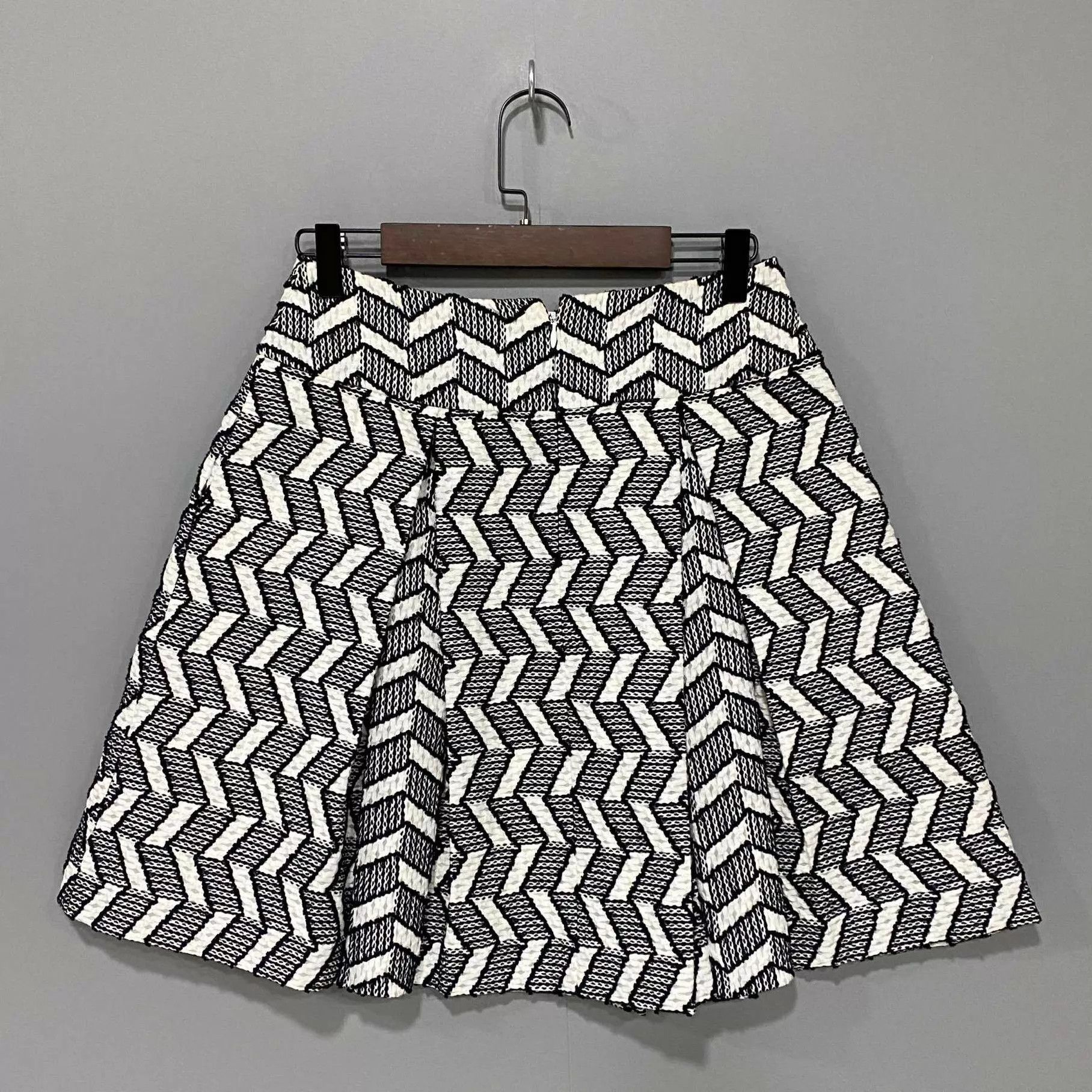 Chanel Chanel black and white woven skirt 36 Size 26" / US 2 / IT 38 - 1 Thumbnail