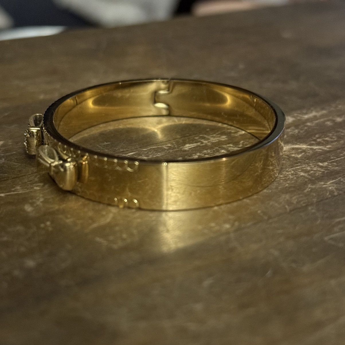 Other Gold tone hinged bow bangle bracelet Size ONE SIZE - 8 Thumbnail
