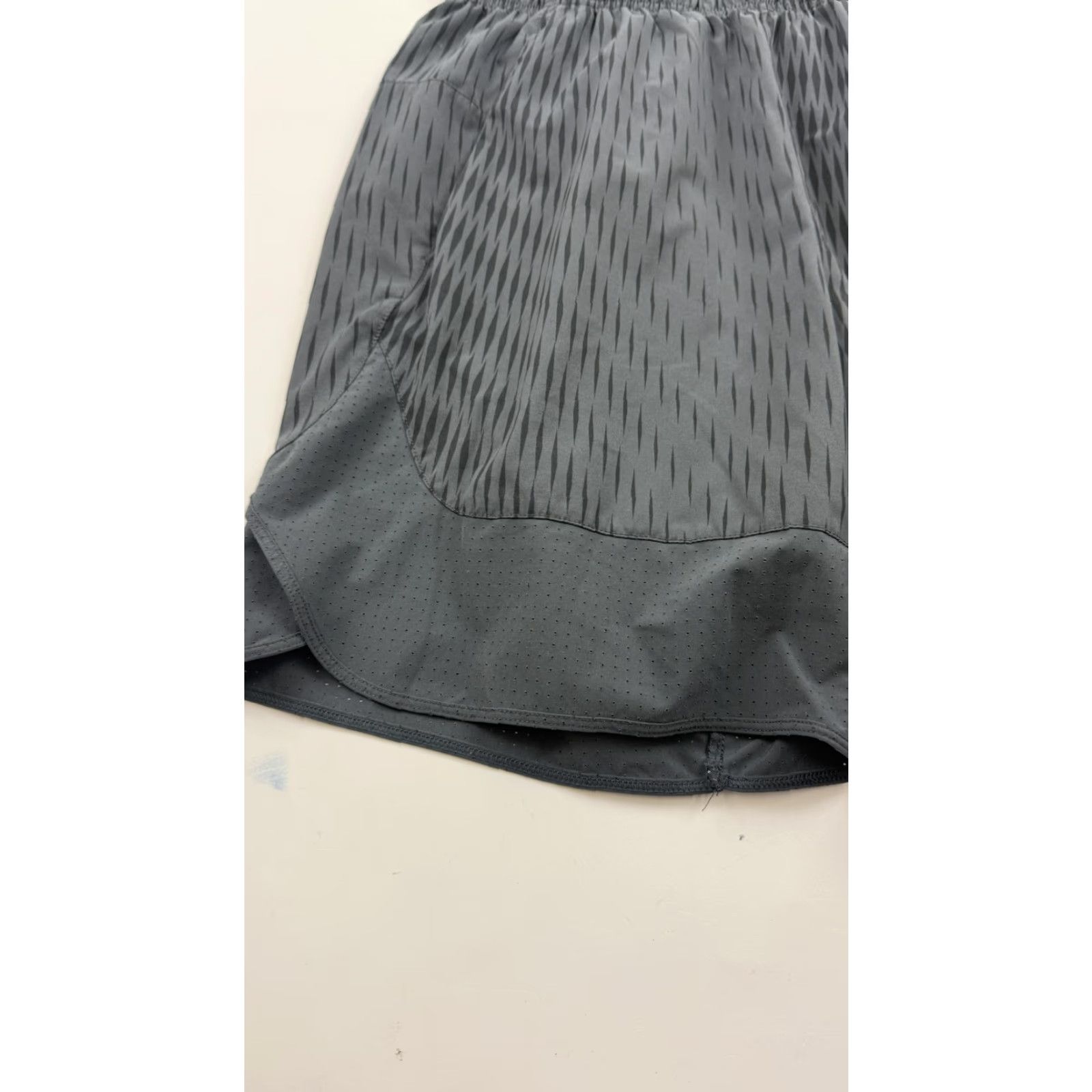 Nike VINTAGE Nike Running Shorts Mens Medium Gray Perforated Split Hem Athletic Tech Size US 31 - 3 Thumbnail