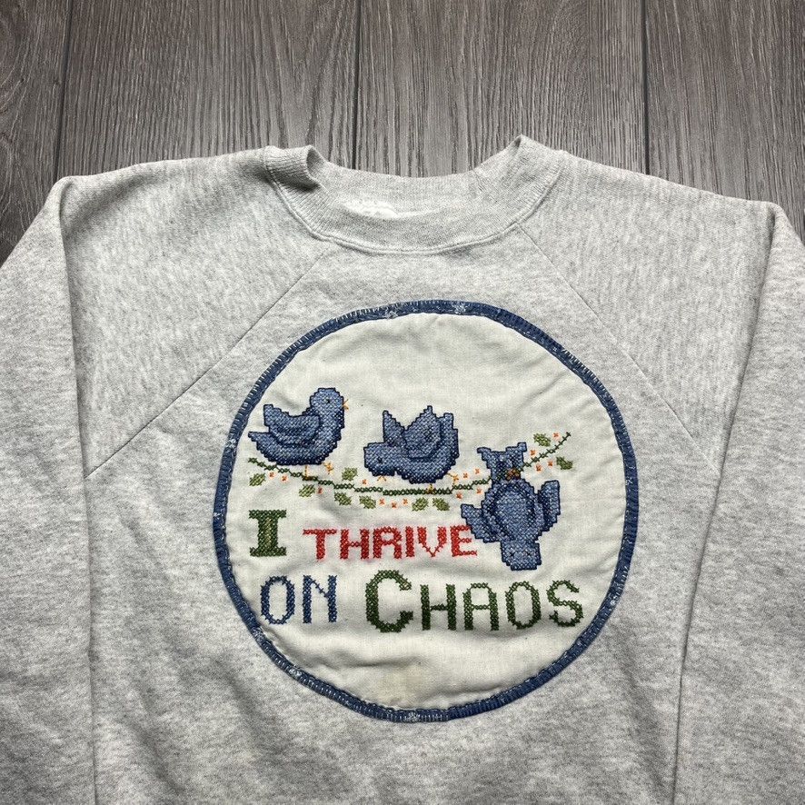 Fruit Of The Loom × Vintage Vintage Grandma Bird Thrive on Chaos 1980s Raglan Sweatshirt Size US S / EU 44-46 / 1 - 2 Thumbnail