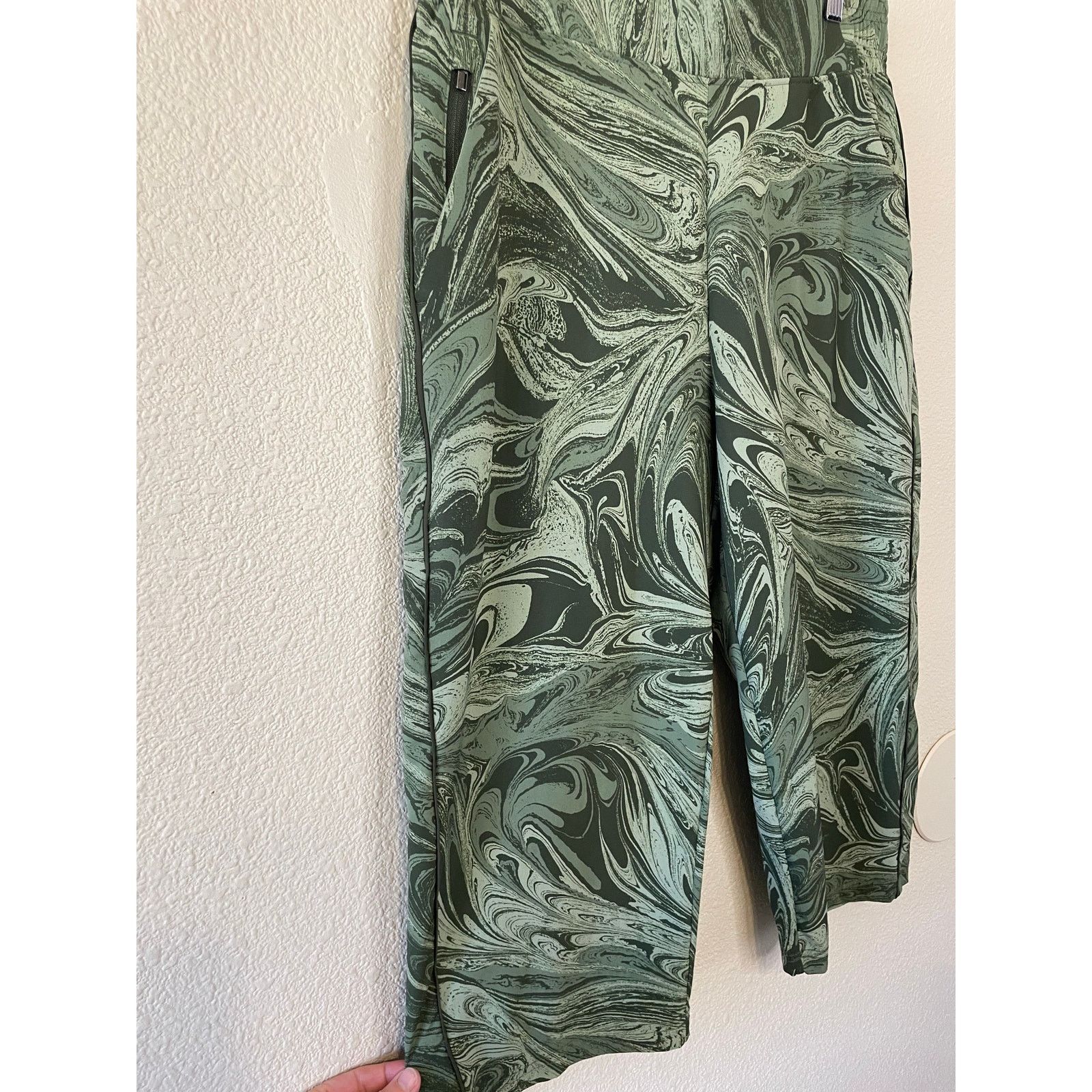 Athleta Athleta Brooklyn Green Marble Print Bermuda Long Shorts 12T Size 34" / US 12 / IT 48 - 8 Thumbnail
