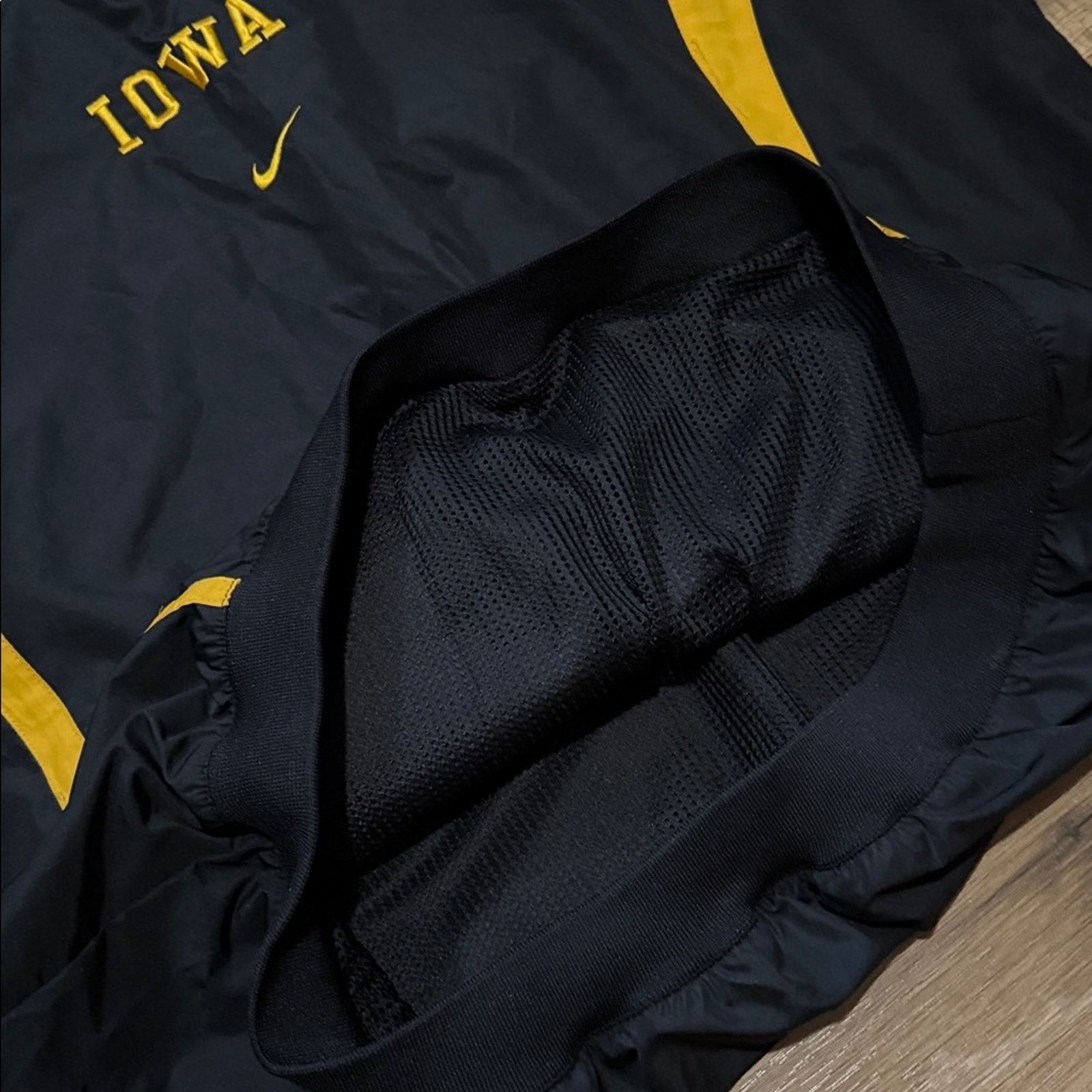 Nike 90s Nike Team Clima Iowa Hawkeyes Center Swoosh Windbreaker Size US L / EU 52-54 / 3 - 2 Thumbnail
