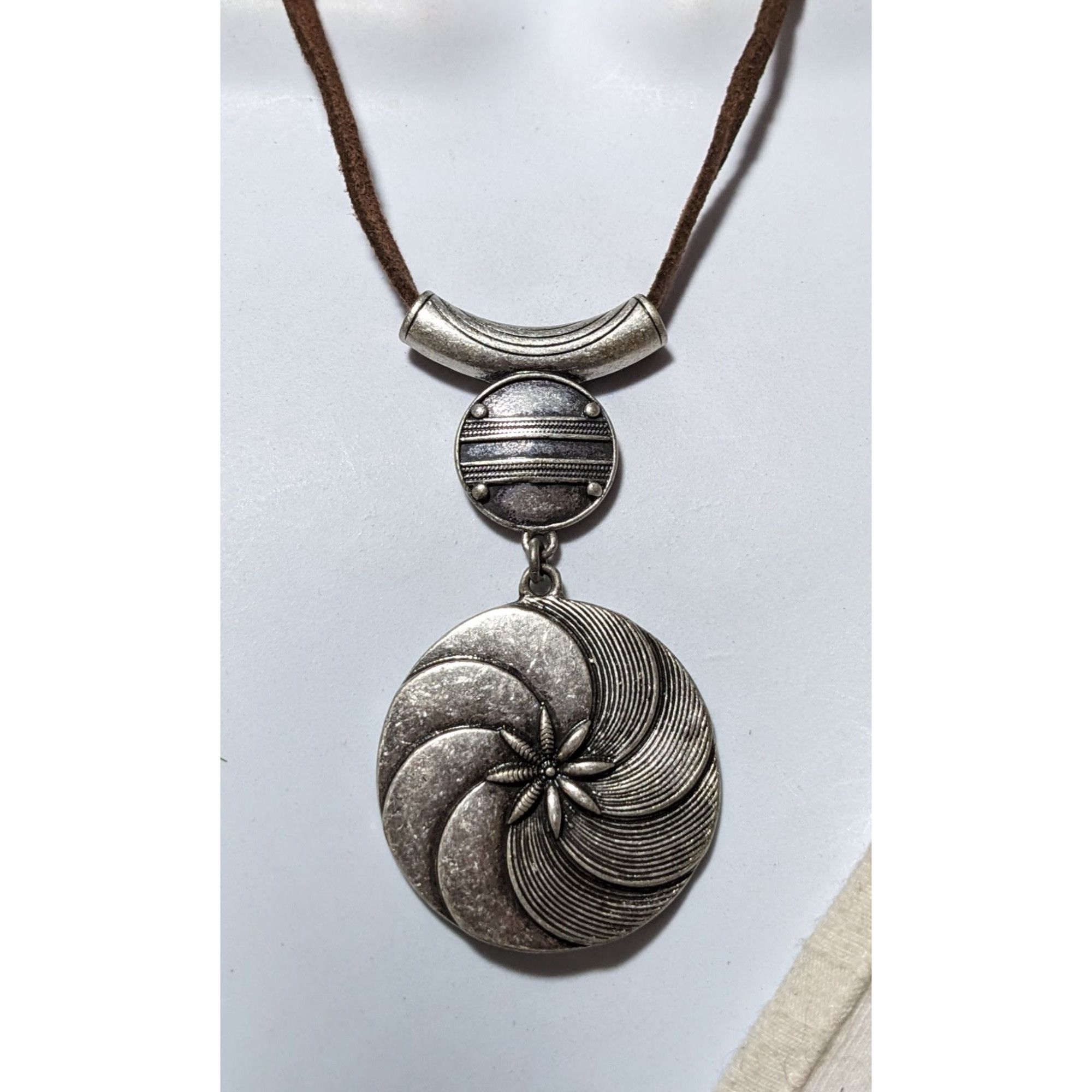 Other Axcess Liz Claiborne Modern Floral Swirl Necklace Size ONE SIZE - 4 Thumbnail