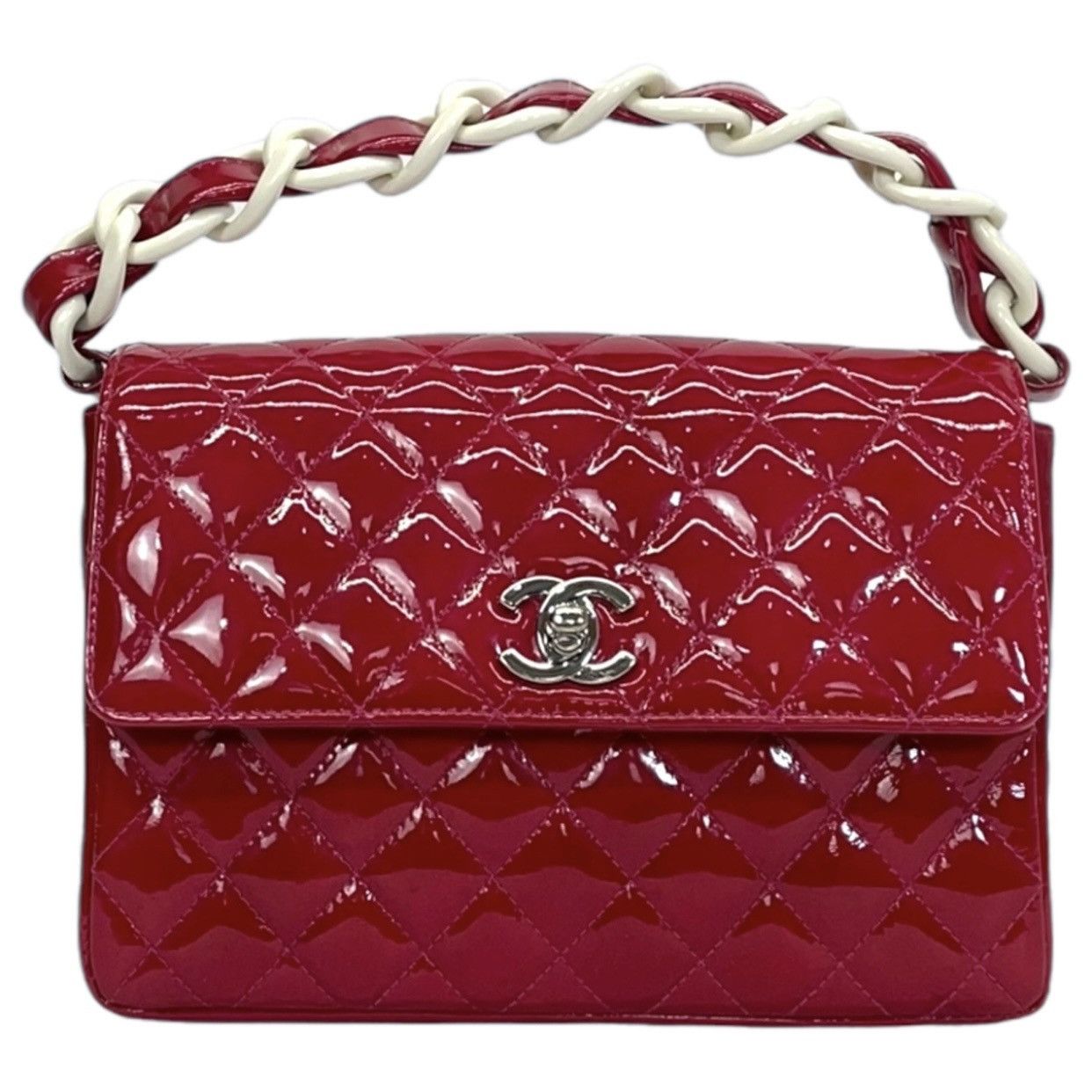 Chanel handbag in matelassé patent leather with acetate