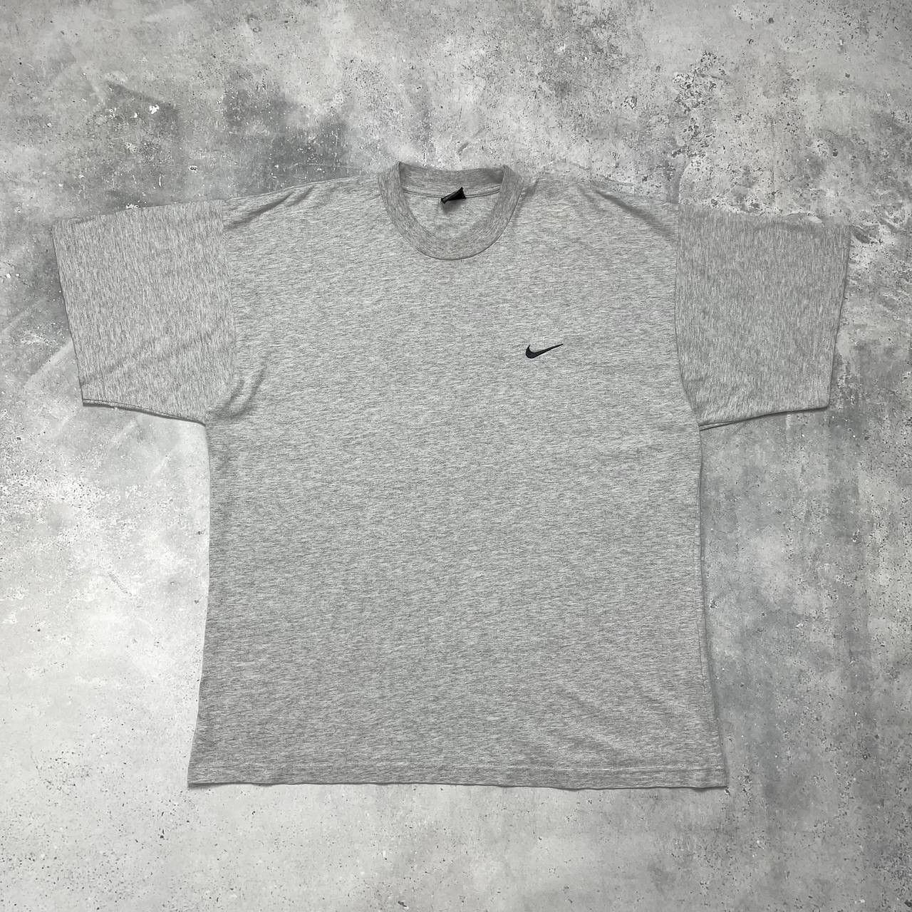 Vintage Vintage 2000s Nike Basic T Shirt Gray Size XL Size US XL / EU 56 / 4 - 1 Thumbnail