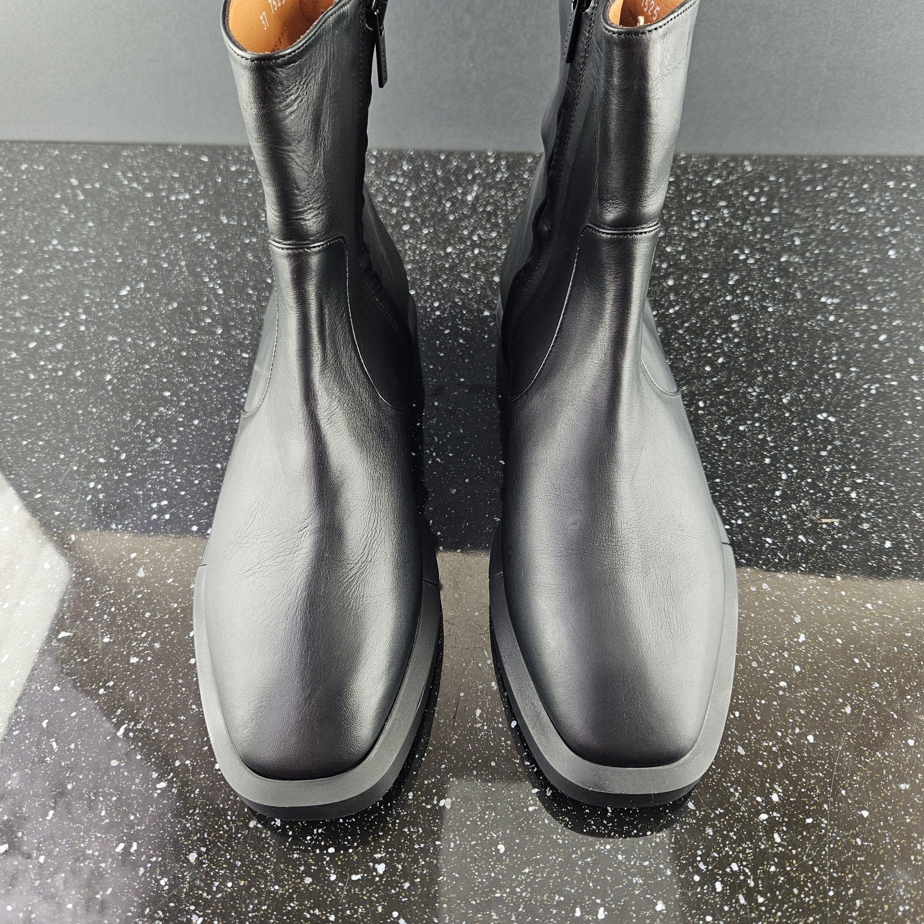 Robert Clergerie Clergerie black leather ankle boots Sz 37 Size US 7 / IT 37 - 9 Thumbnail