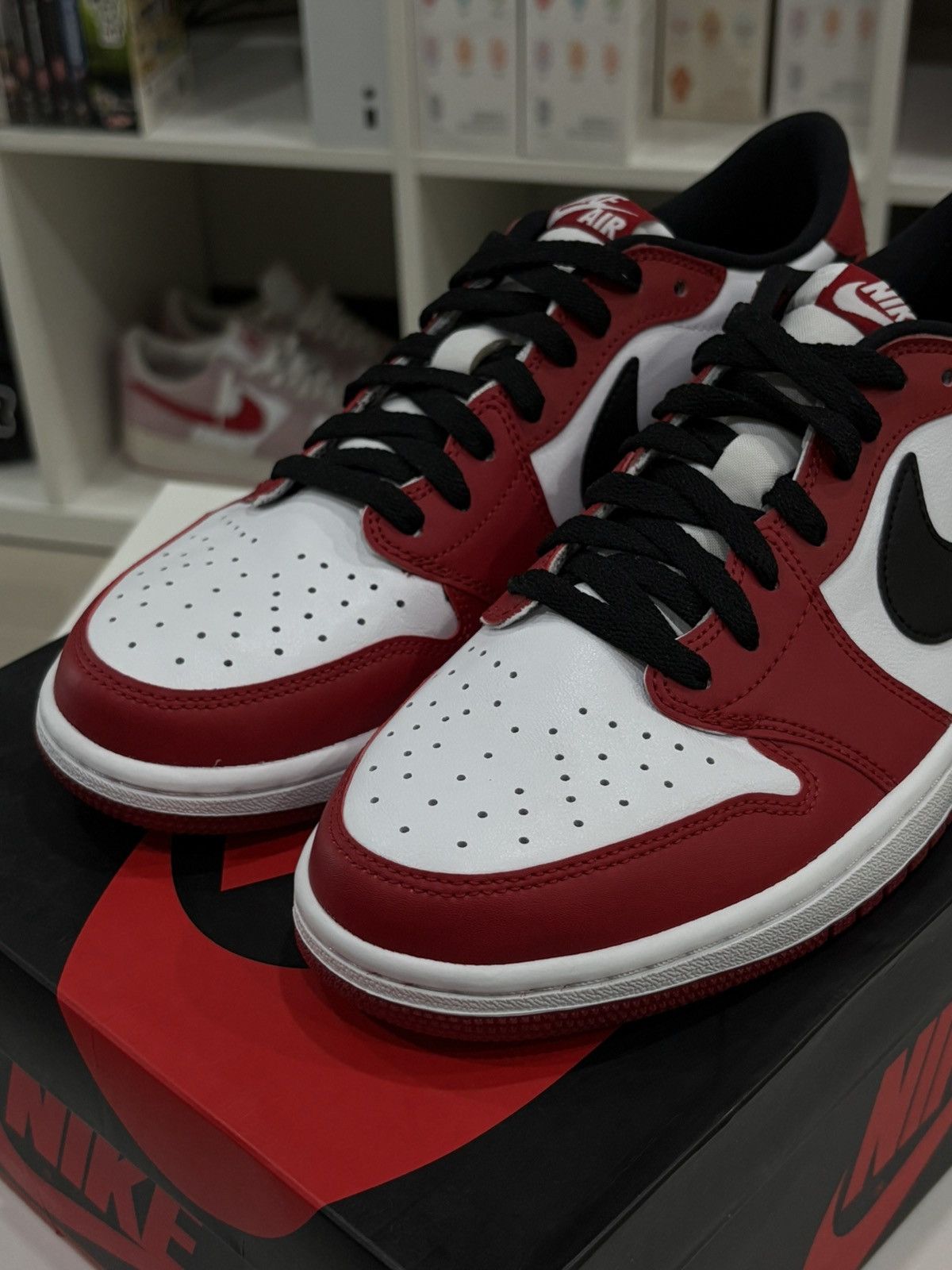 Jordan Brand Jordan 1 Chicago OG Low 2016 Size US 10.5 / EU 43-44 - 3 Thumbnail