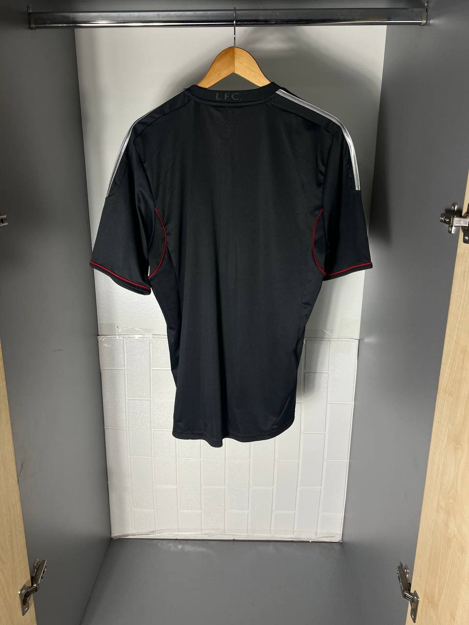 Adidas VINTAGE ADIDAS FC LIVERPOOL ENGLAND SOCCER JERSEY RETRO Y2K Size US L / EU 52-54 / 3 - 9 Thumbnail