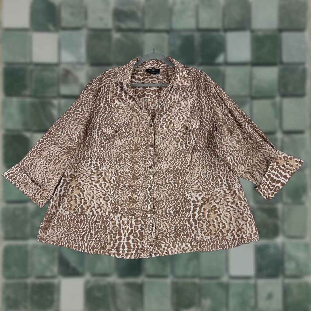 Vintage Foxcroft Button-Up Shirt Women Brown Animal Print 26W 3/4 Sleeve Fitted Button-Up Shirt Womens 26W Brown Animal Print Size 4XL / US 24-26 - 1 Thumbnail