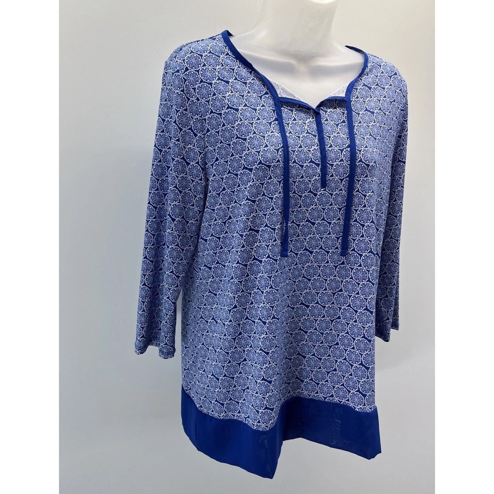 Chicos Chicos Blue Medallion Bristol Split Neck Tunic Top Size 0 S Size S / US 4 / IT 40 - 2 Thumbnail