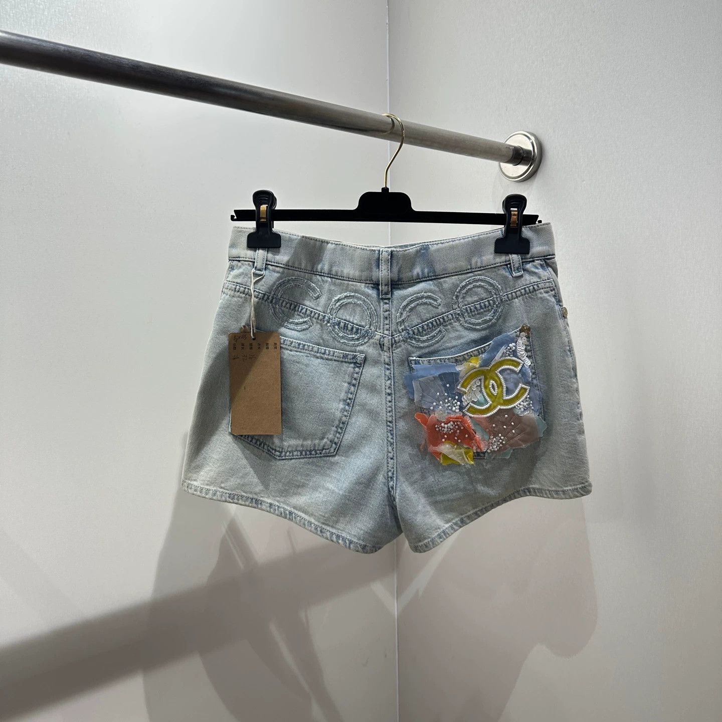 Chanel Chanel apr235 sequin Logo embroidery denim short 38 Size 27" / US 4 / IT 40 - 1 Thumbnail