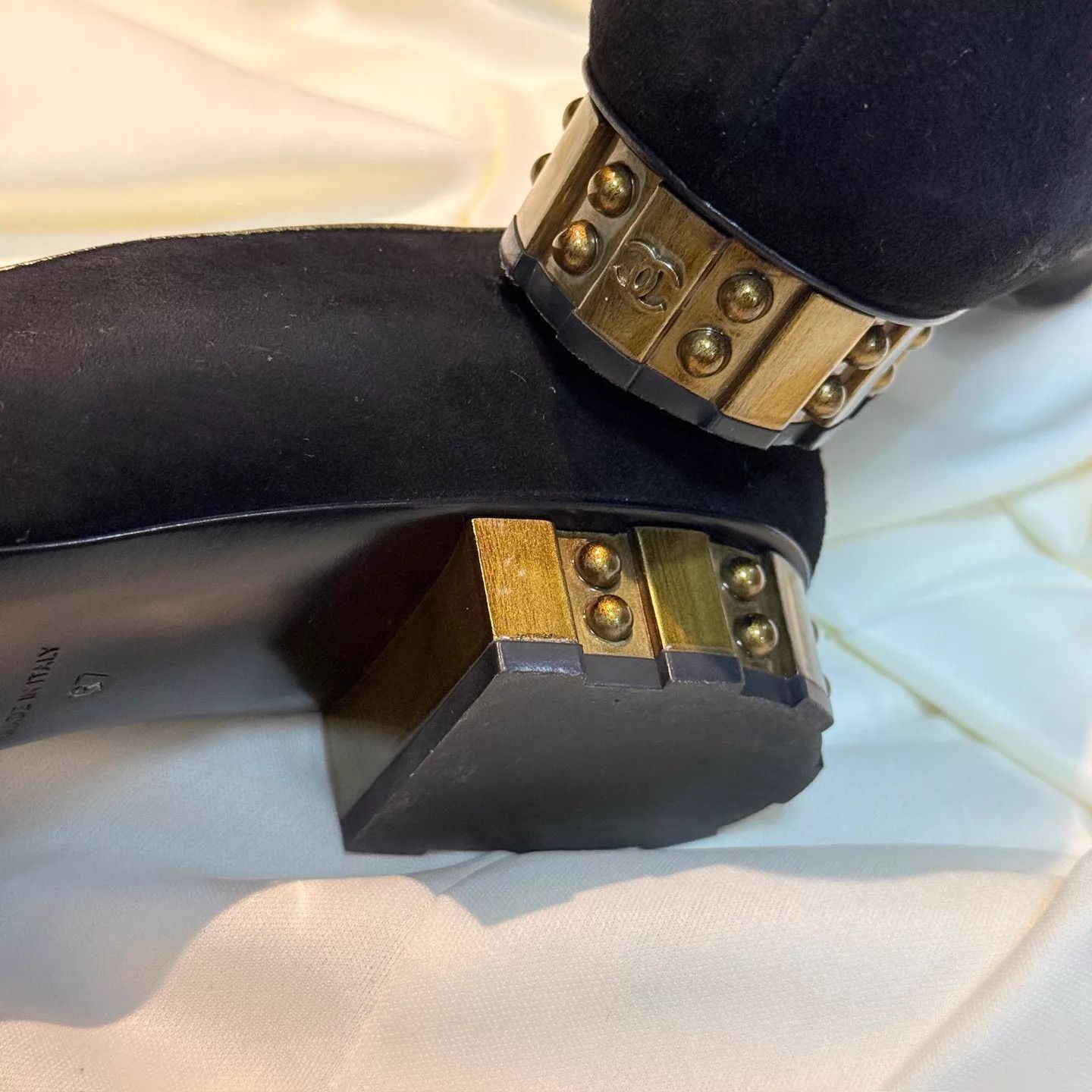 Chanel CHANEL Women's Black Gold CC Low Heel Pumps 37 95% Size US 6.5 / IT 36.5 - 8 Thumbnail