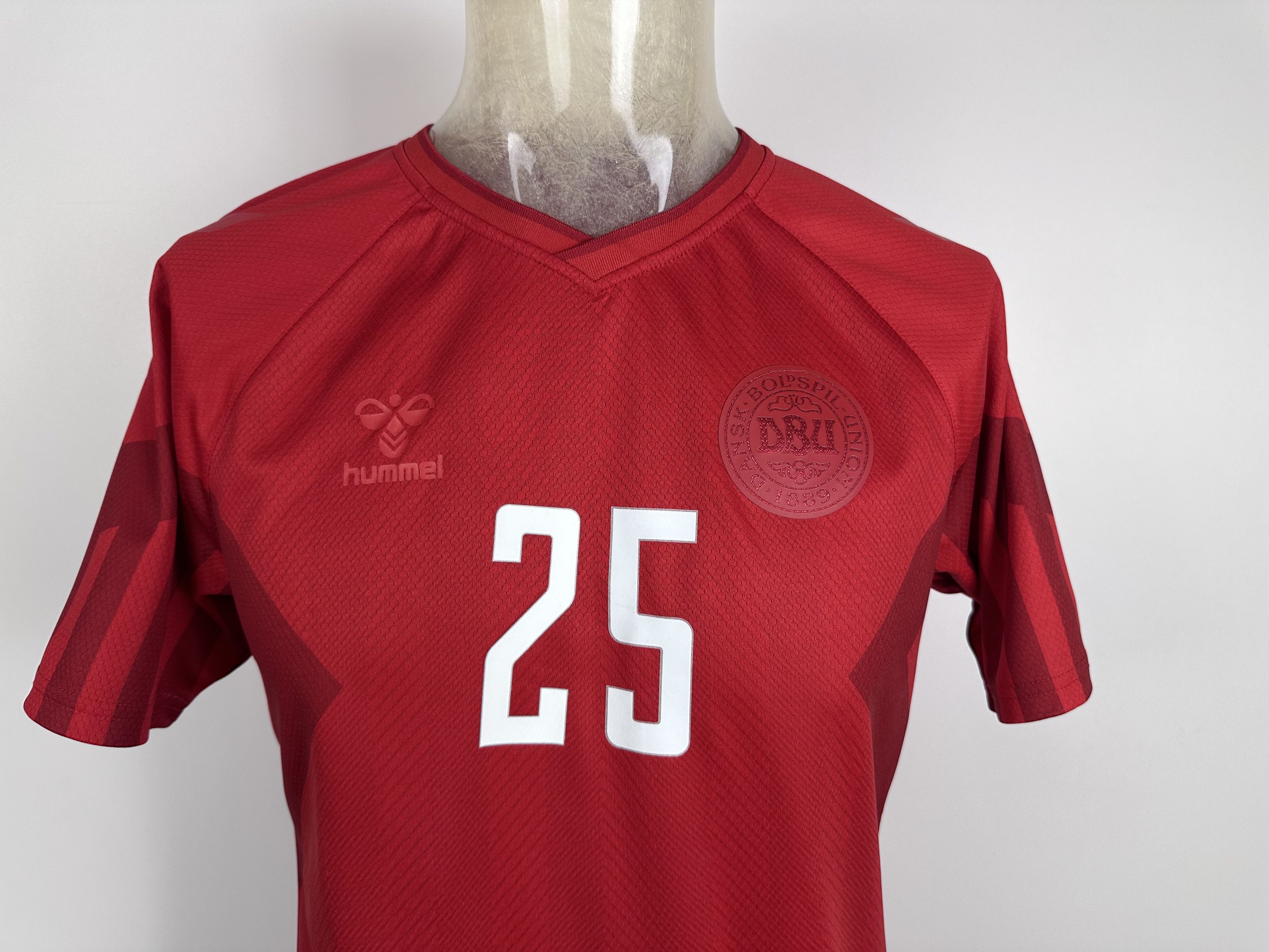 Hummel DENMARK 2022 2023 FOOTBALL SHIRT SOCCER JERSEY #25 LINDSTROM Size US S / EU 44-46 / 1 - 7 Thumbnail