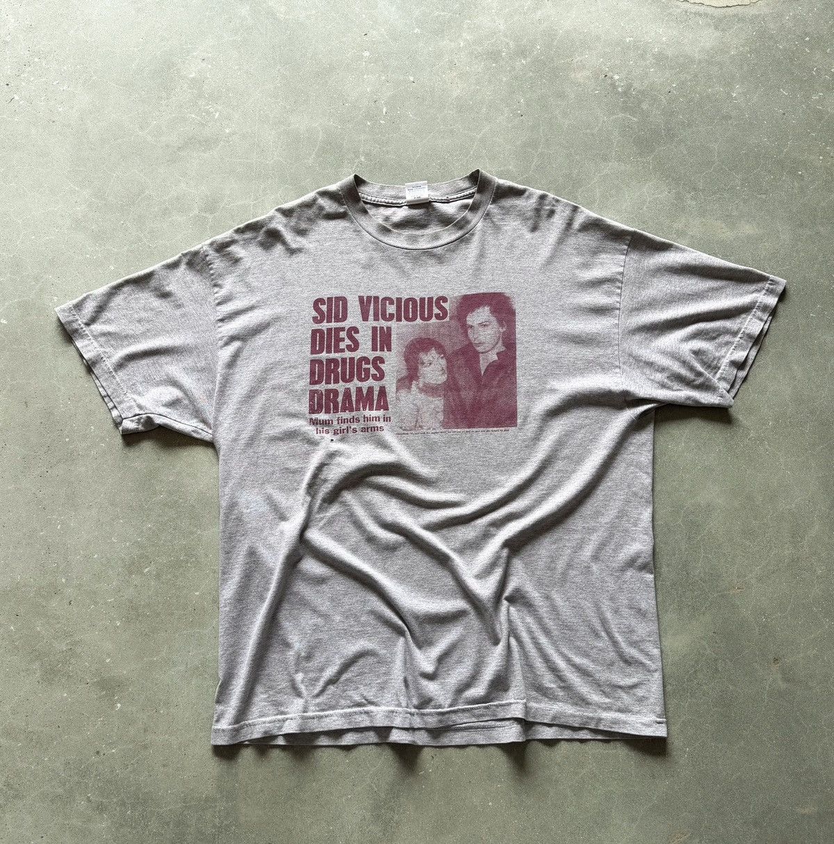 Band Tees Vintage Sid Vicious OVERDOSE Newspaper T Shirt Size US XL / EU 56 / 4 - 2 Thumbnail