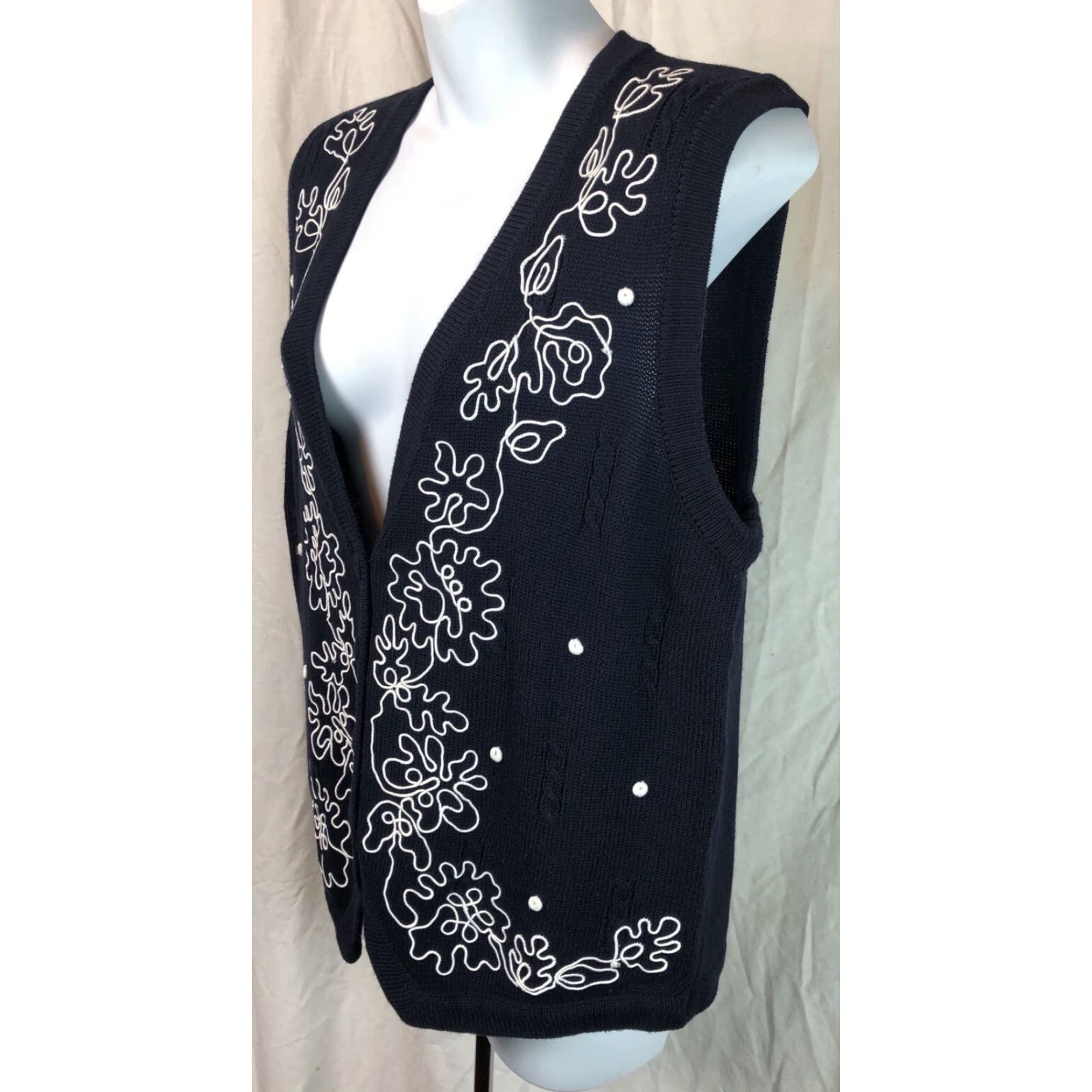 Vintage VINTAGE Alfred Dunner Sweater Vest Women S Blue V-Neck Embroidered Button CottageCore 90s Retro Geometric Knit Cotton Blend Size S / US 4 / IT 40 - 3 Thumbnail