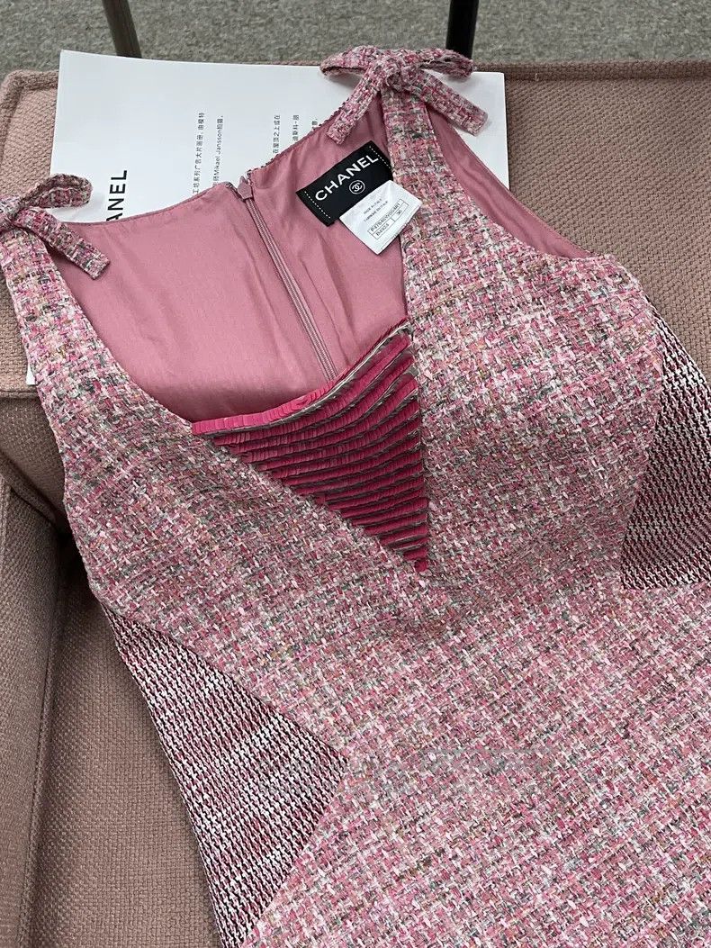 Chanel Chanel Pink tweed sequin stitching dress Size XS / US 0-2 / IT 36-38 - 2 Thumbnail
