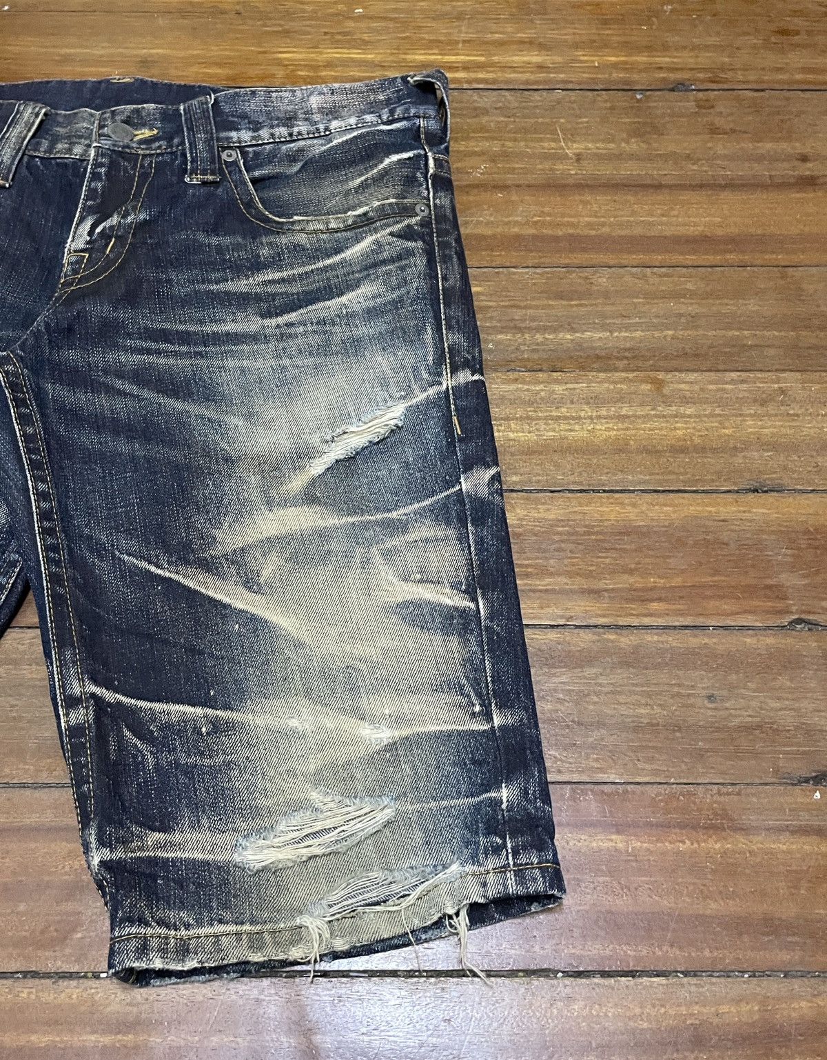 Le Grande Bleu (L.G.B.) Very Rare Design Vintage Tornado Mart Distressed Jeans 2000s Size US 33 - 6 Thumbnail