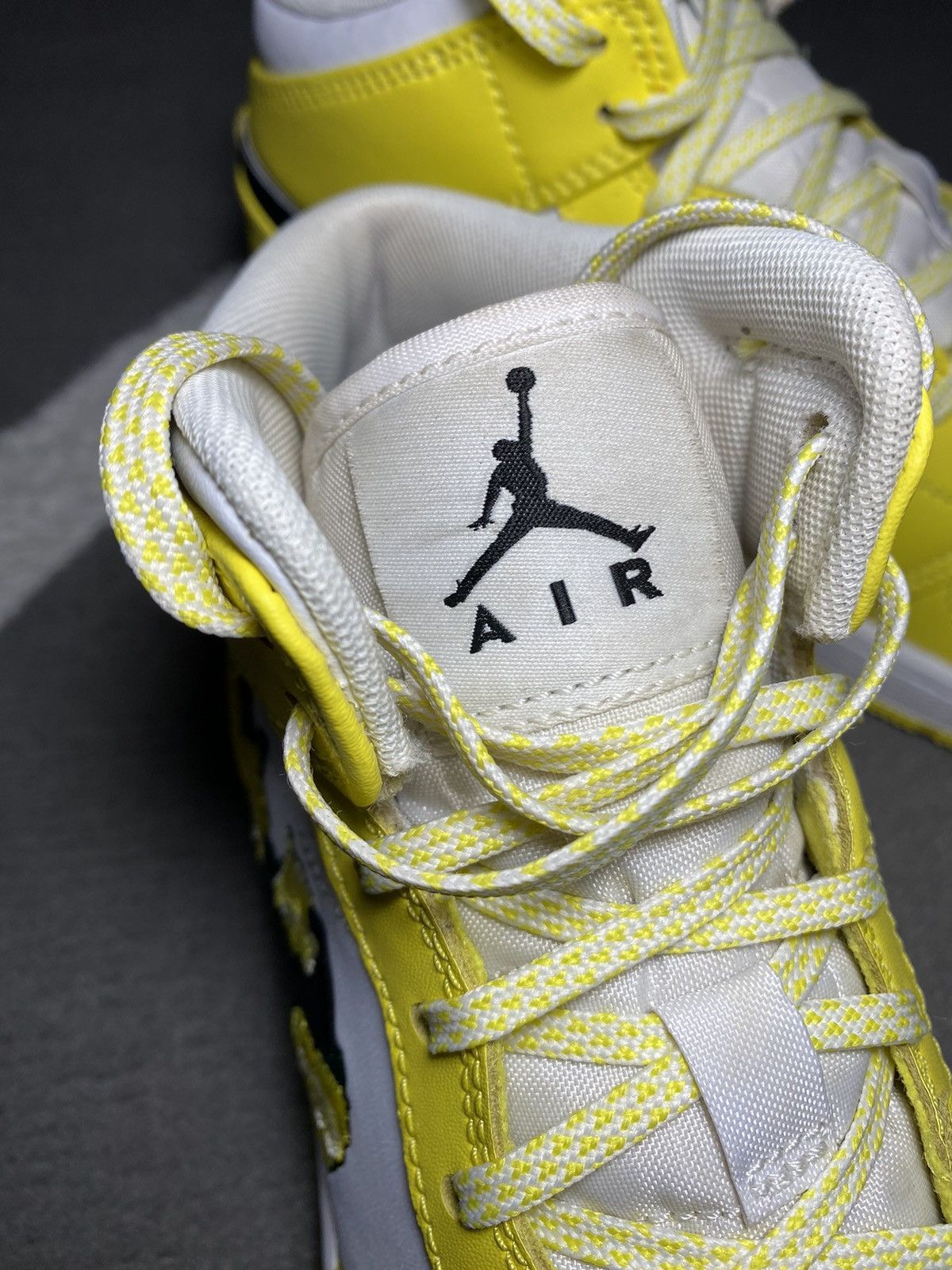 Jordan Brand × Nike Nike Air Jordan 1 Mid Dynamic Yellow Floral (GS) sneakers Size US 6.5 / IT 36.5 - 14 Thumbnail