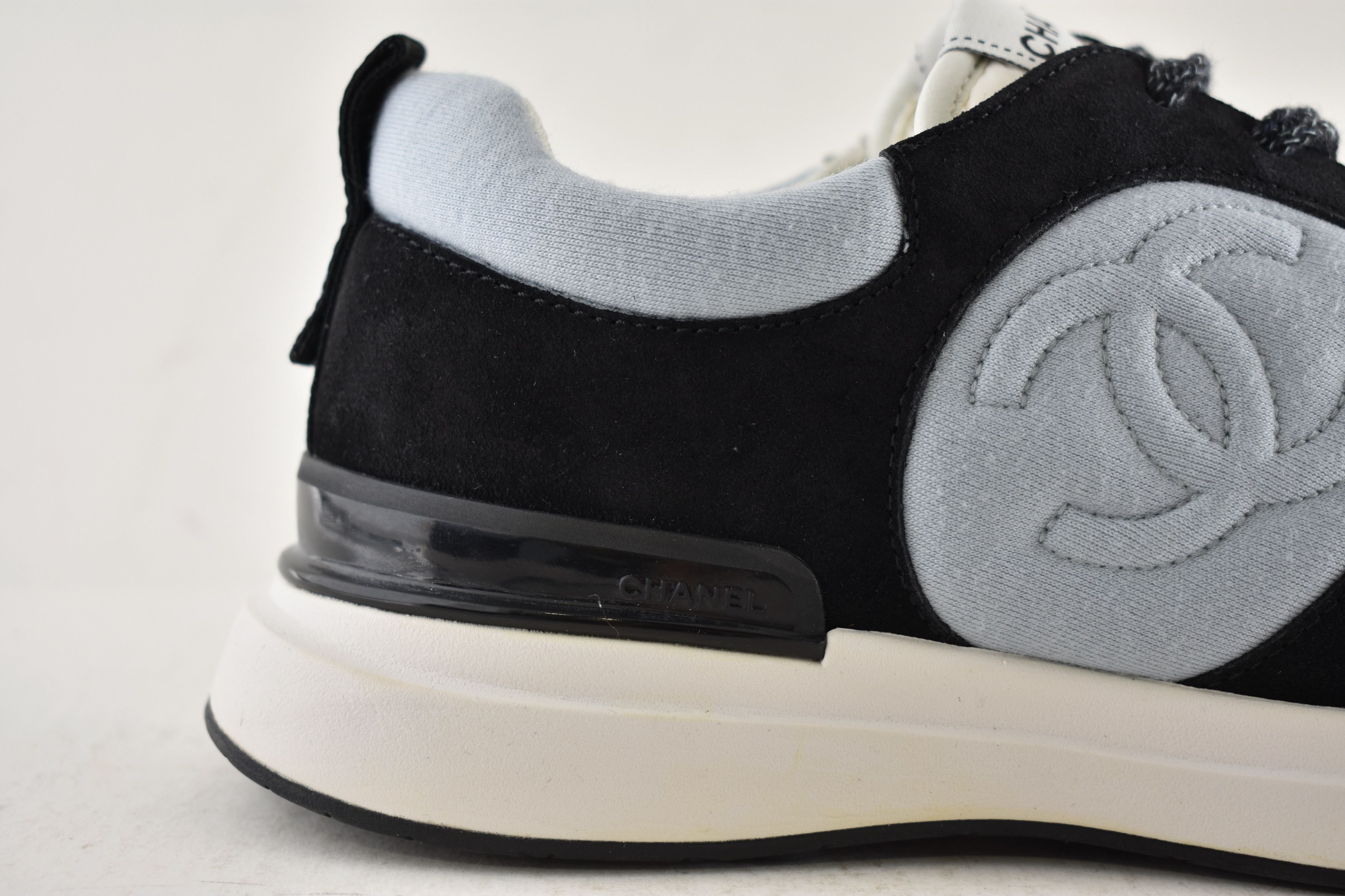 Chanel Chanel 22B Black White CC Logo Suede Flat Trainer Sneaker 40 Size US 10 / IT 40 - 6 Thumbnail