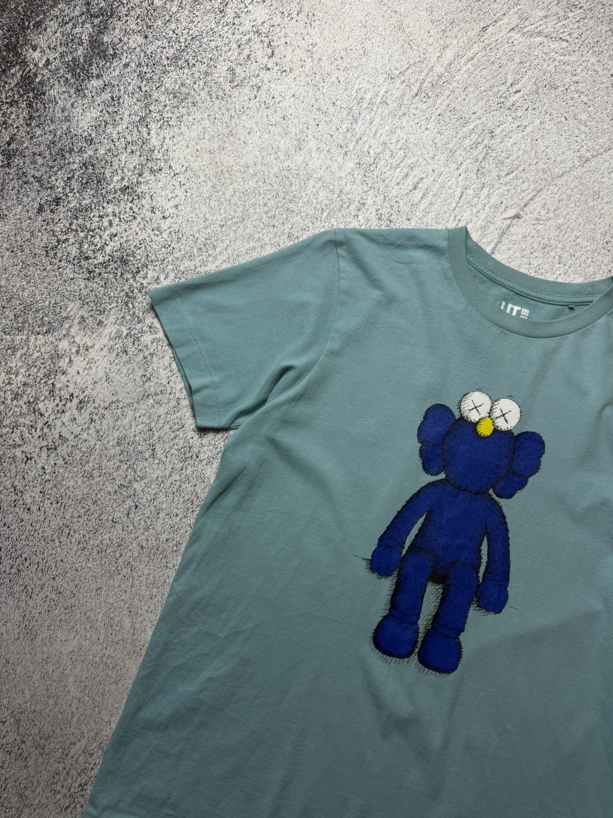 Japanese Brand Vintage Uniqlo x kaws T-shirt USA Size US S / EU 44-46 / 1 - 6 Thumbnail