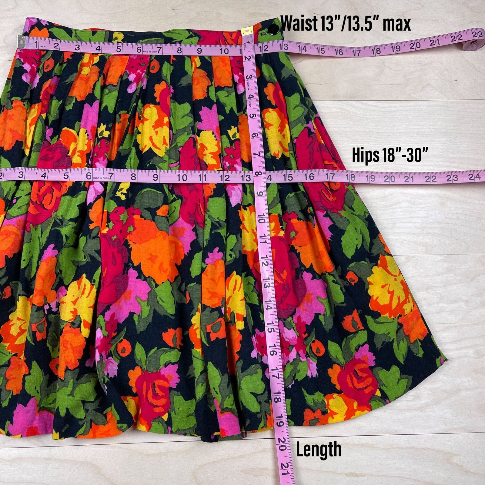 Vintage Vintage 1980s Floral Print Pleated Mini Skirt Size 26" / US 2 / IT 38 - 5 Thumbnail
