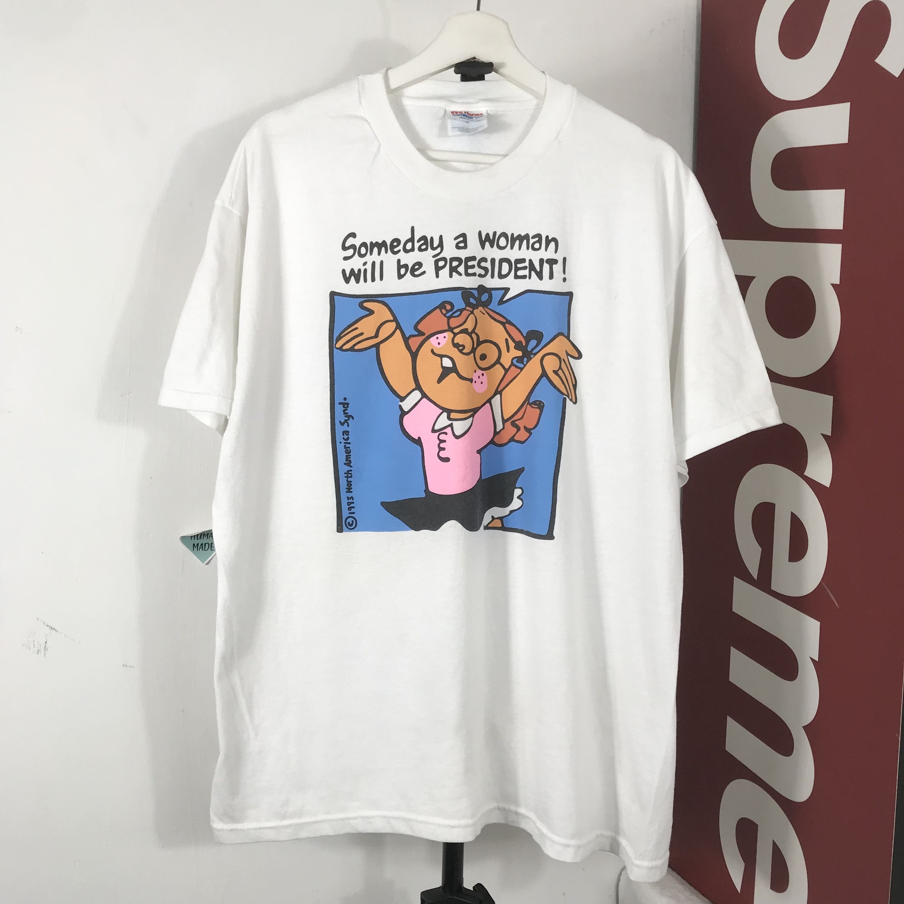 Vintage vintage women are President Tee art Graphictee 90s cartoon Size US XL / EU 56 / 4 - 1 Thumbnail