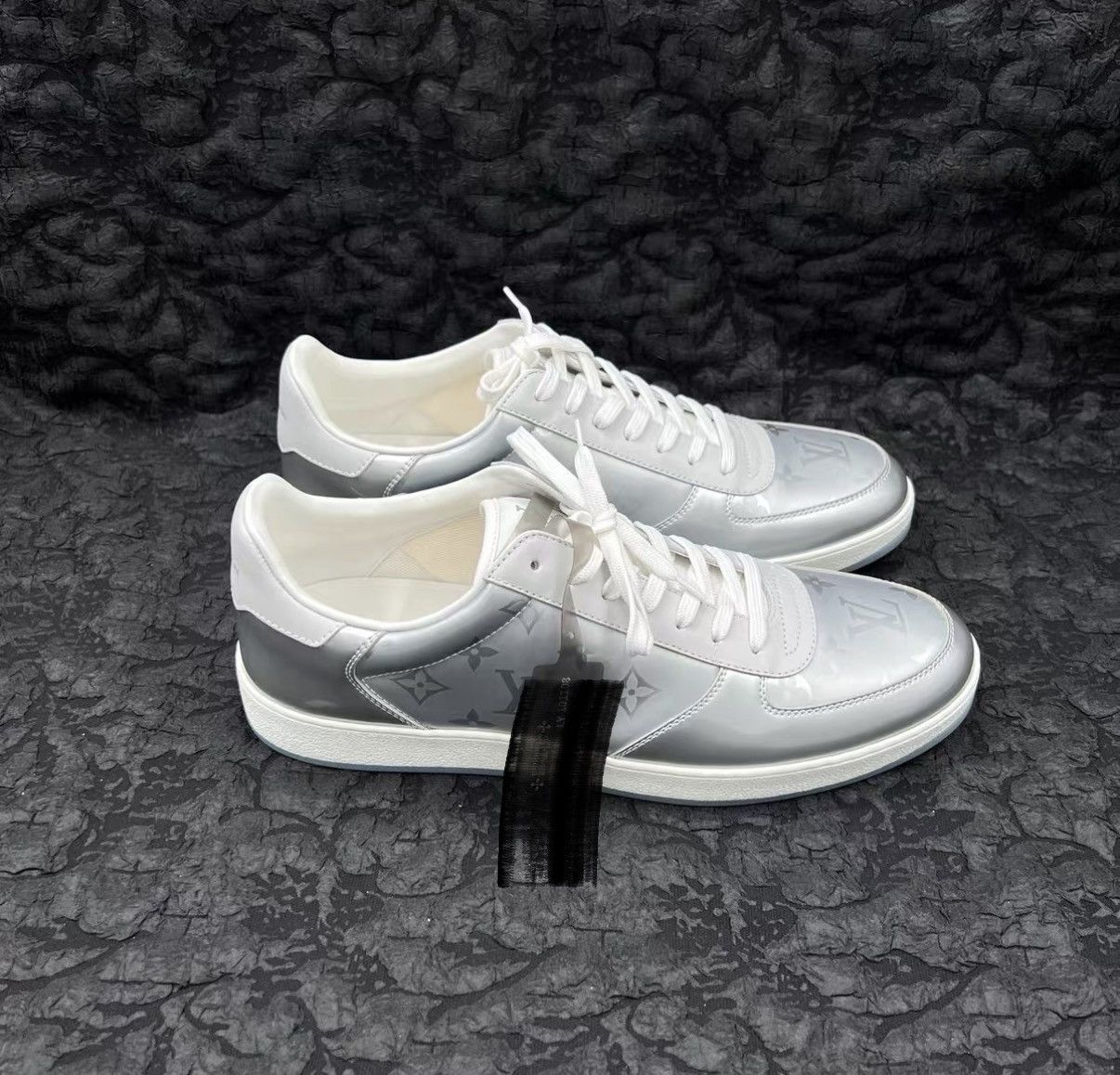 Louis Vuitton Louis Vuitton Rivoli Silver Grey All-over Print Sneakers J41 Size US 10 / EU 43 - 3 Thumbnail