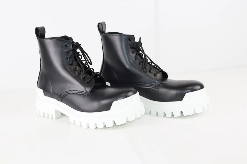 Balenciaga o1rshd1 Worn-Out Effect Leather Strike Bootie L20 in Khaki Size US 8 / EU 41 - 7 Thumbnail