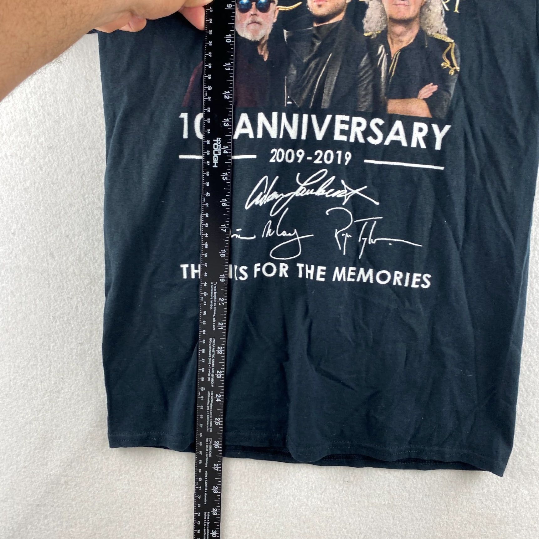 Gildan Queen Concert Shirt Small Mens Black Gildan T-Shirt Rock & Pop 10th Anniversary Signed CSS Sticker Logo Short Sleeve Top Mens Size US S / EU 44-46 / 1 - 6 Thumbnail