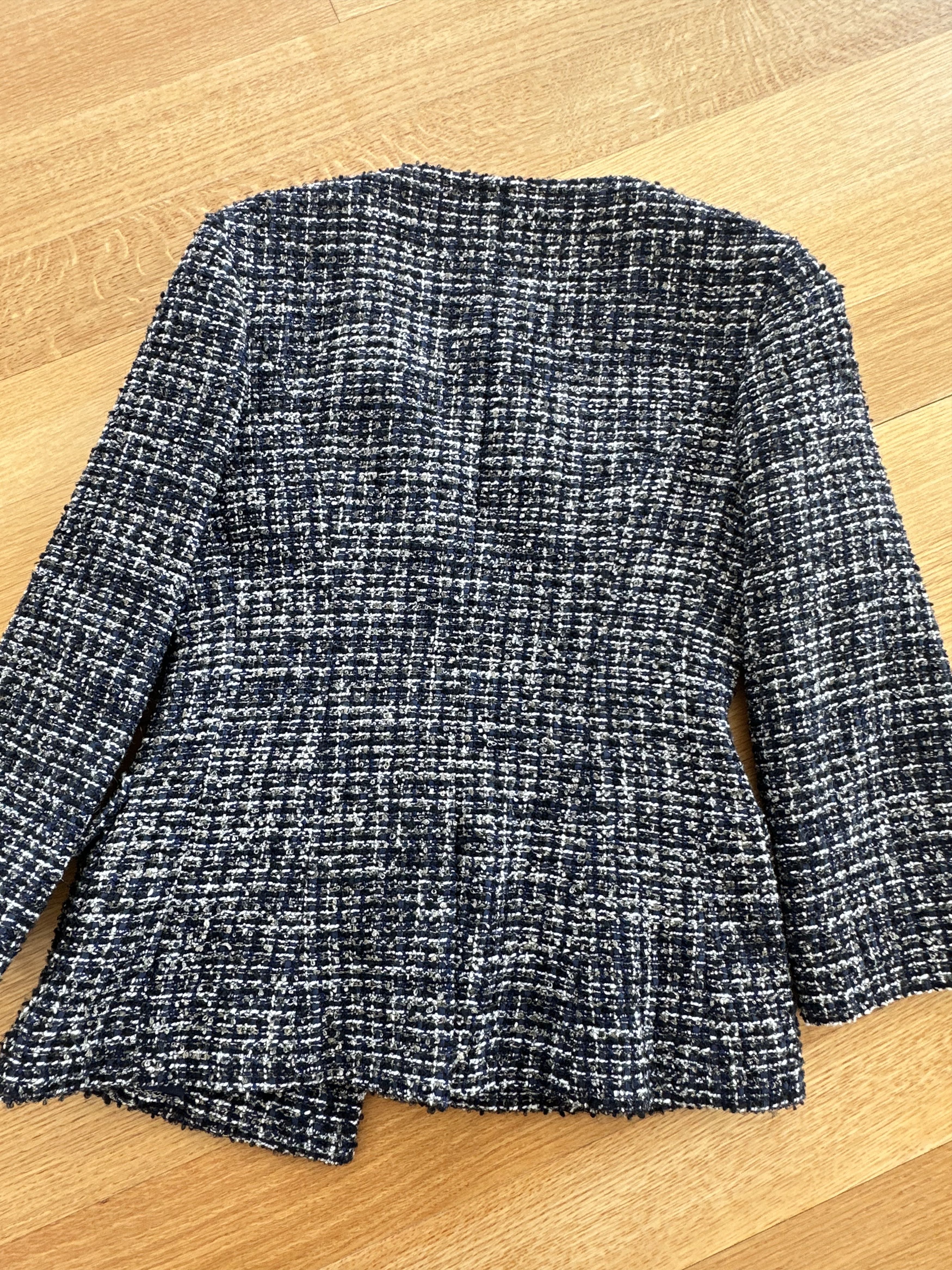 Chanel Chanel Navy, Black & White Tweed CC Button Jacket Size XS / US 0-2 / IT 36-38 - 4 Thumbnail