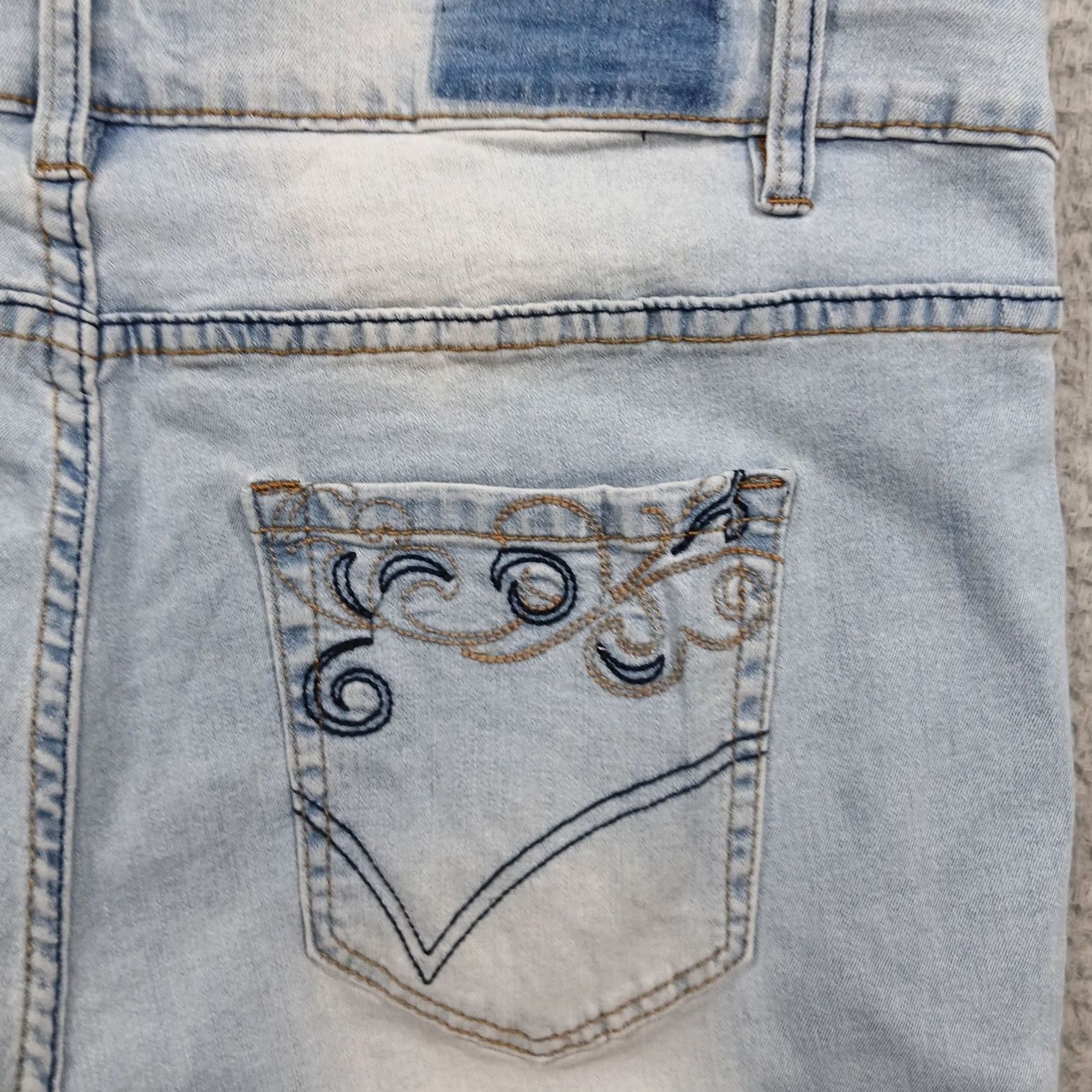 Vintage Suzanne Betro Denim Jeans Women's 18 Light Wash Distressed Flare Frayed EUC Size 40" / US 18 - 7 Thumbnail