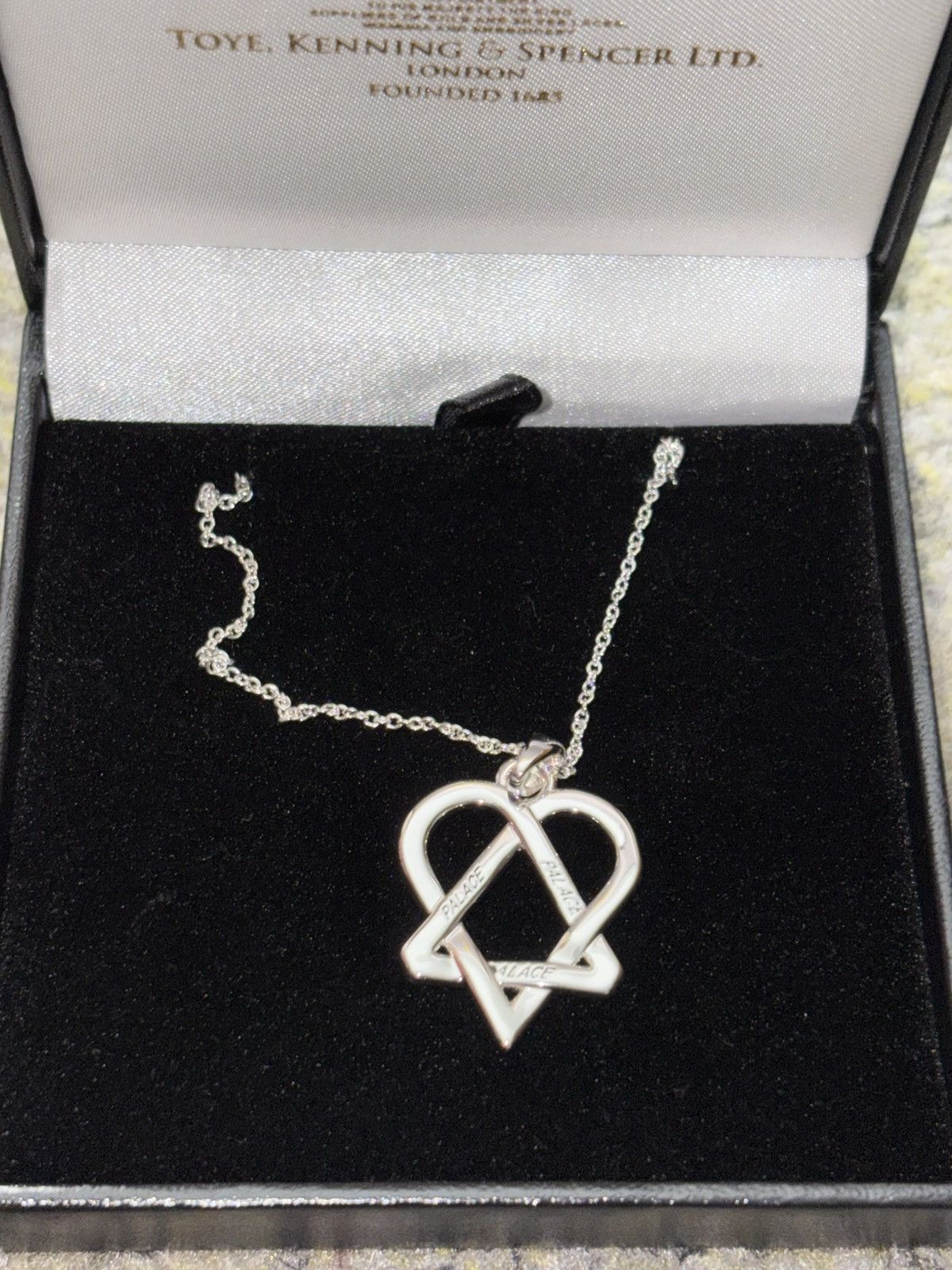 アクセサリー TRI-GRAM PENDANT SILVER Tri-Gram Pendant Silver - Palace Him 2025 - Palace Community