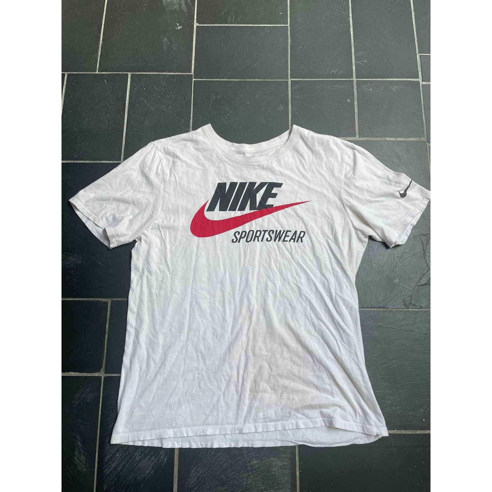Nike Nike Sportswear Red Swoosh Tshirt Size US M / EU 48-50 / 2 - 1 Thumbnail