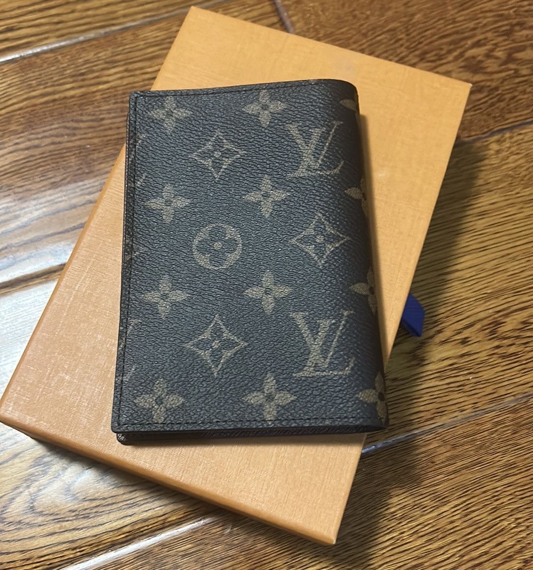 Louis Vuitton Louis Vuitton Monogram Passport Cover Size ONE SIZE - 3 Thumbnail