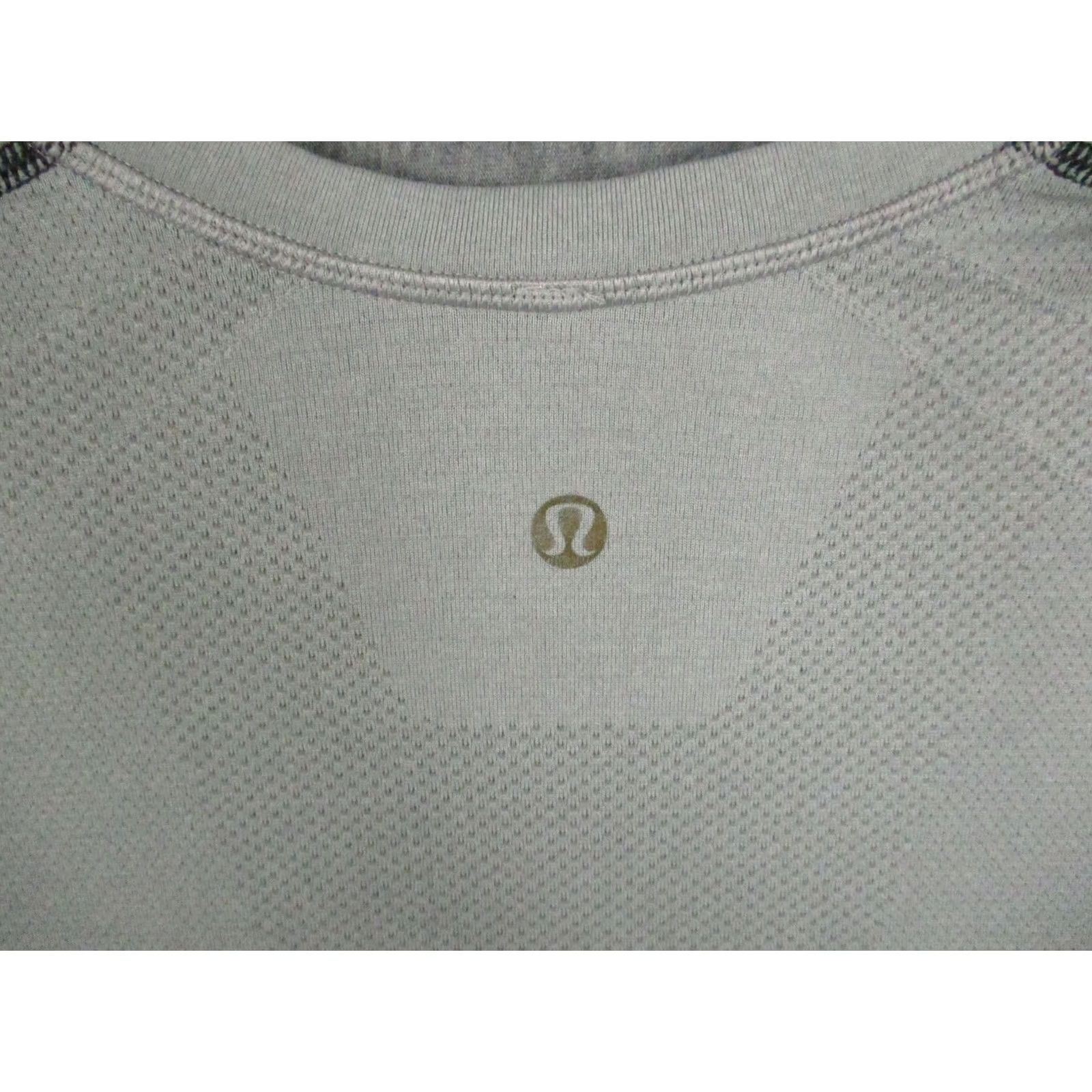 Lululemon Lululemon Shirt Mens Large Gray V Neck Seamless Short Sleeve Athletic Running Size US L / EU 52-54 / 3 - 7 Thumbnail