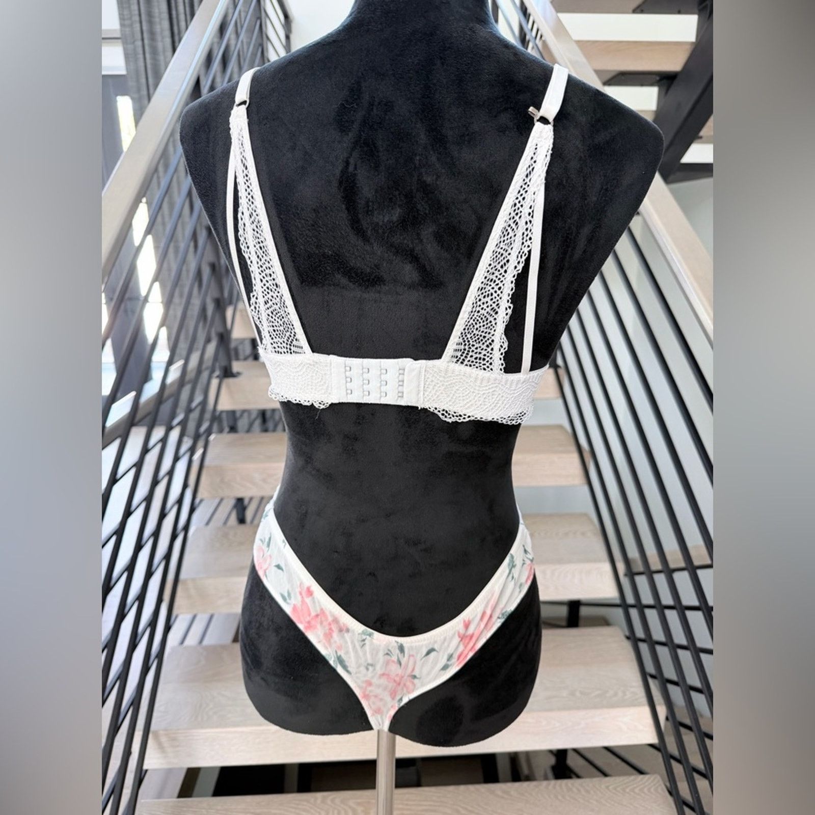 Other Floral Lace Bra in White and Pink Panties. Bra M panties S Size ONE SIZE - 7 Thumbnail