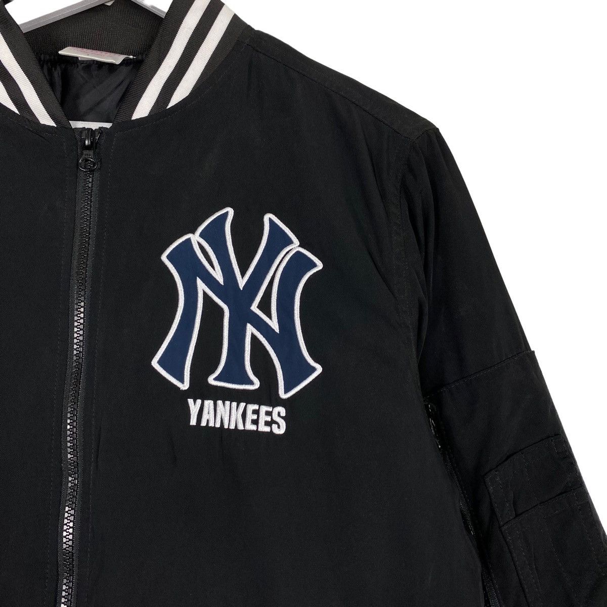 MLB × New York Yankees 💥NY YANKEES BIG LOGO MLB LIGHT JACKET Size US L / EU 52-54 / 3 - 6 Thumbnail
