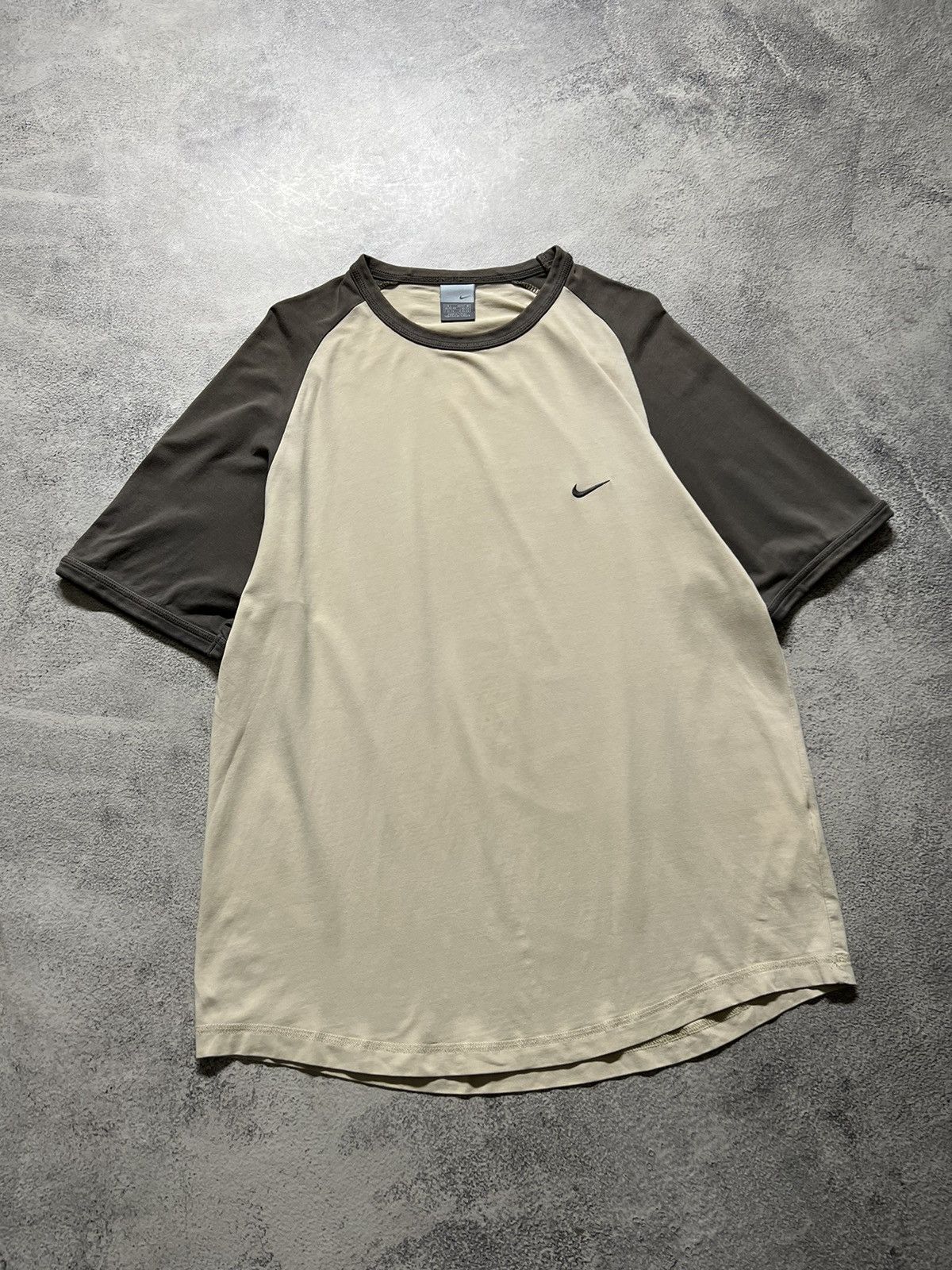 Vintage Vintage Y2k Nike 💛 Faded Mini Swoosh T-Shirt 00’s Size US L / EU 52-54 / 3 - 3 Thumbnail