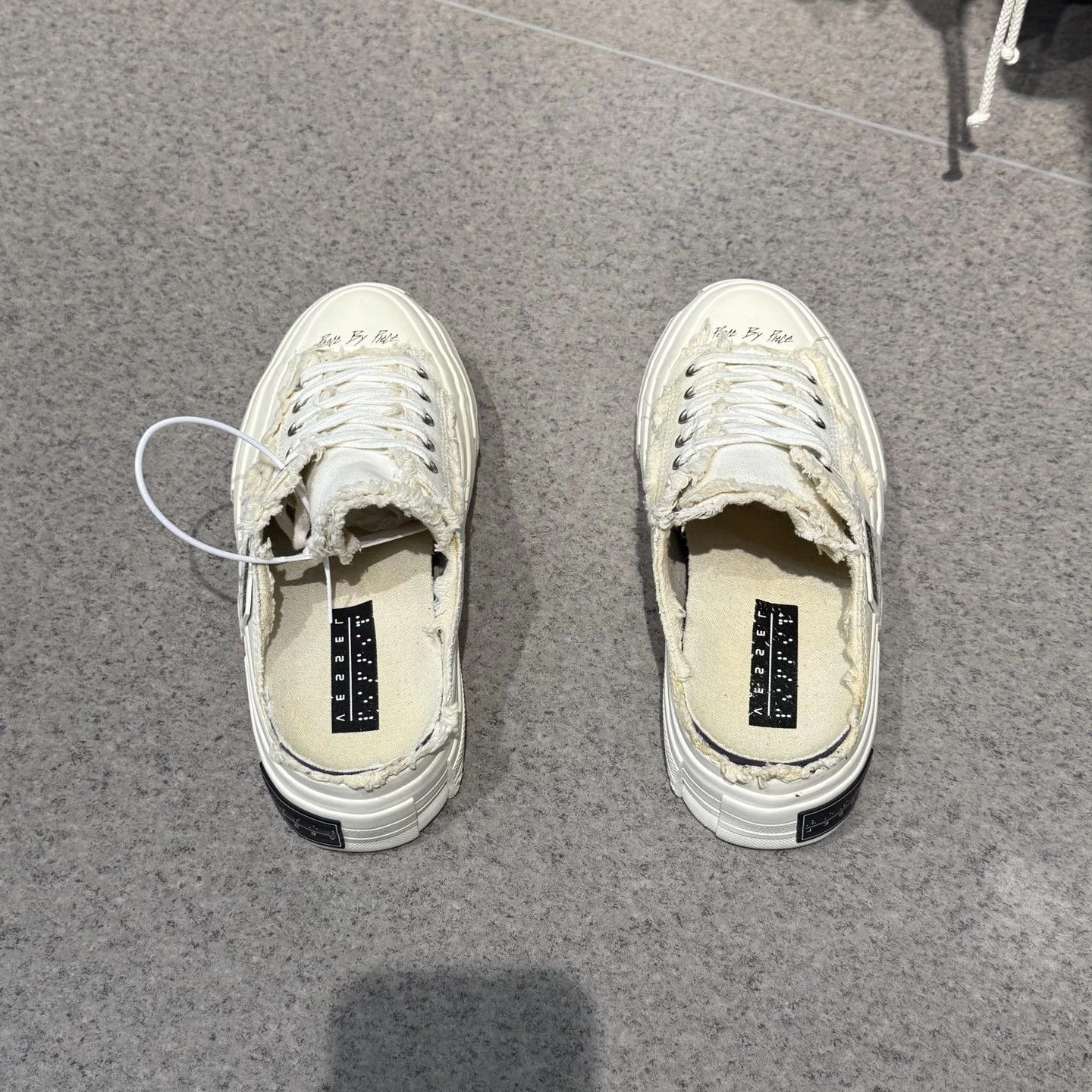 xVESSEL Xvessel off-white slides 41 like new excellent condition Size US 9 / EU 42 - 8 Thumbnail