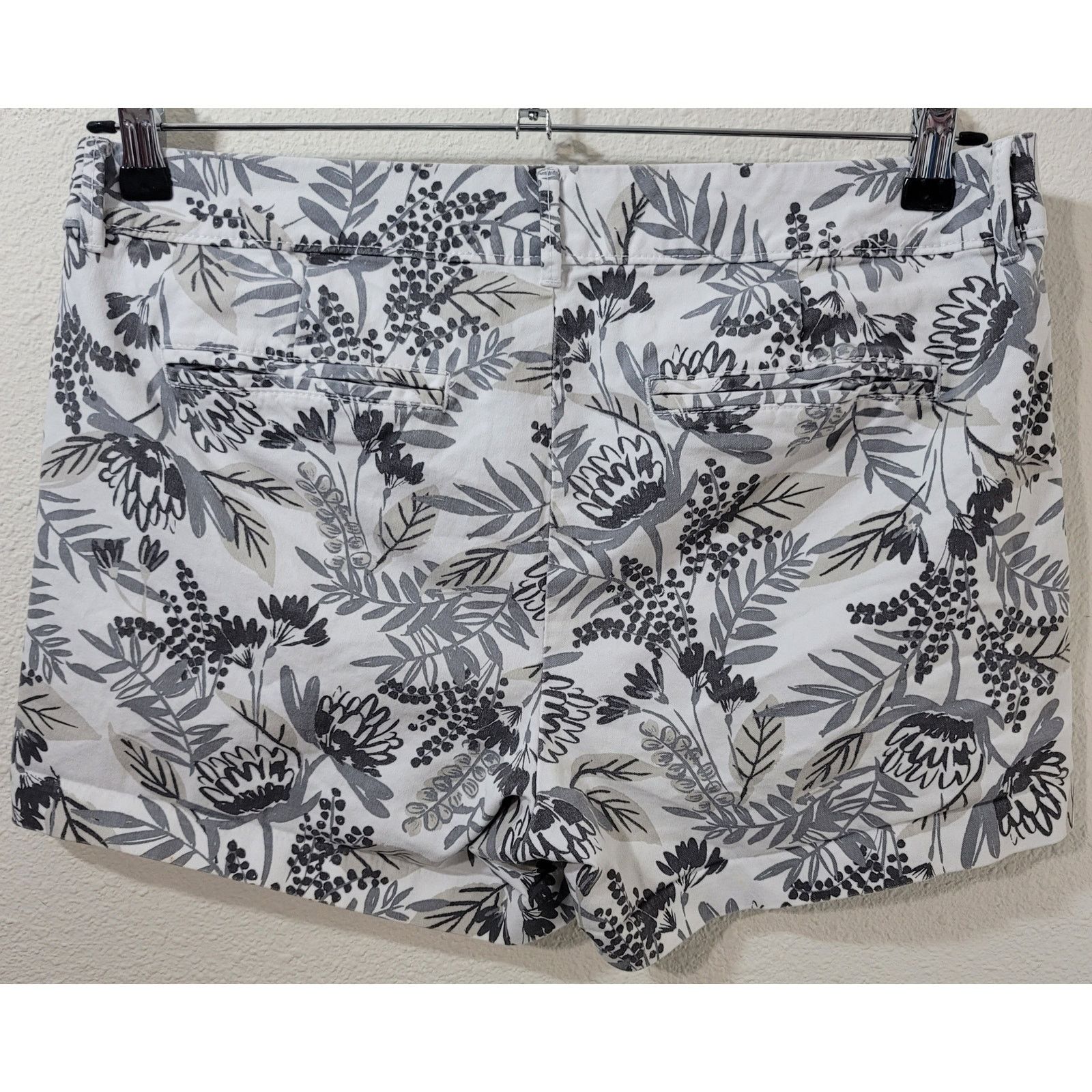 Old Navy Old Navy White Gray Leaf Print Chino Shorts 10 Flat Front Size 32" / US 10 / IT 46 - 2 Thumbnail