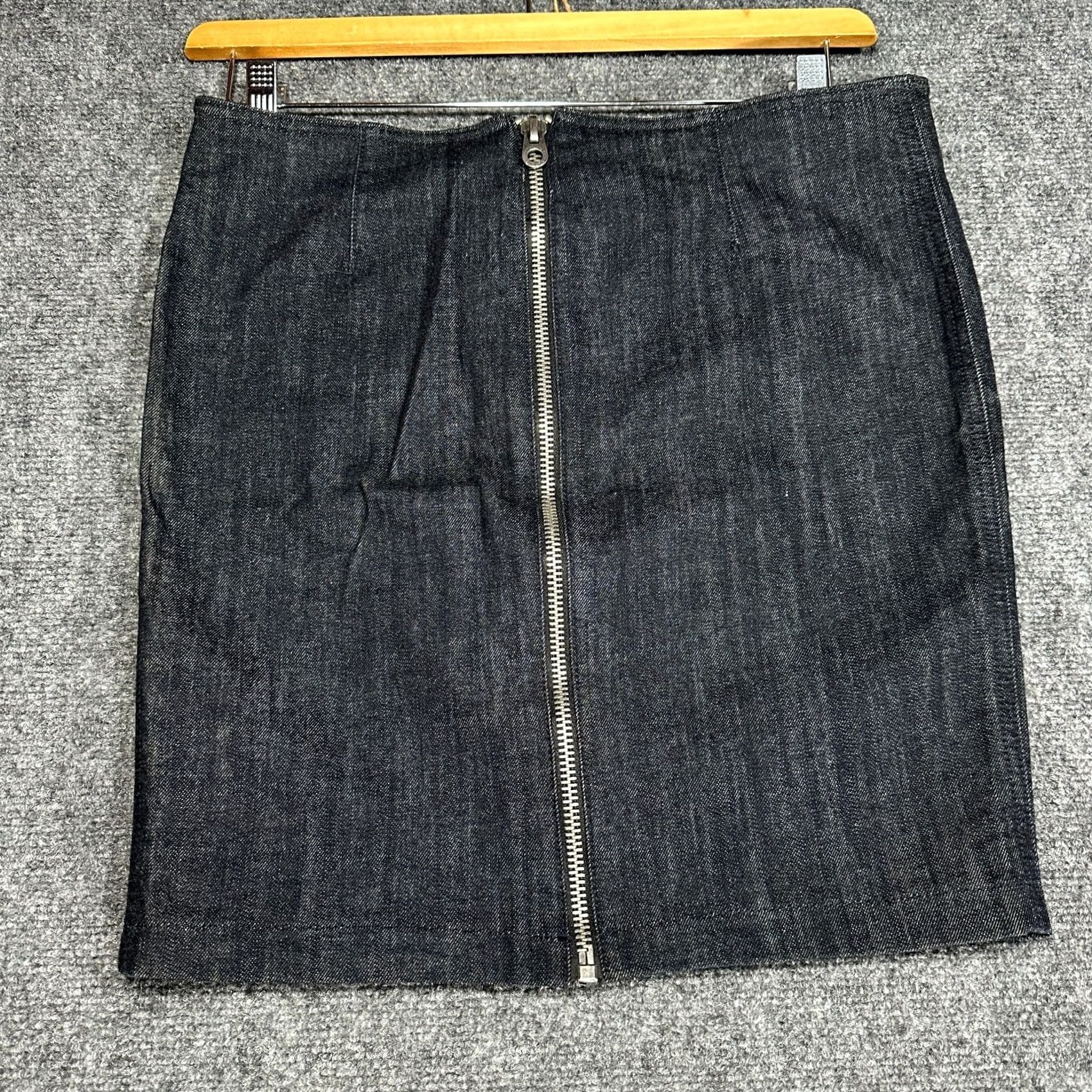 Juicy Couture Juicy Couture Denim Pencil Skirt Womens 29 Black Cotton Blend Stretch Back Zip Size 29 Skirt Knee Length Mens? Size 29" - 5 Thumbnail