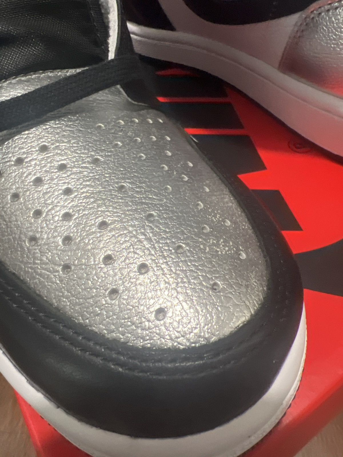 Jordan Brand Wmns Air Jordan 1 Retro High OG 'Silver Toe' Size US 10.5 / IT 40.5 - 12 Thumbnail
