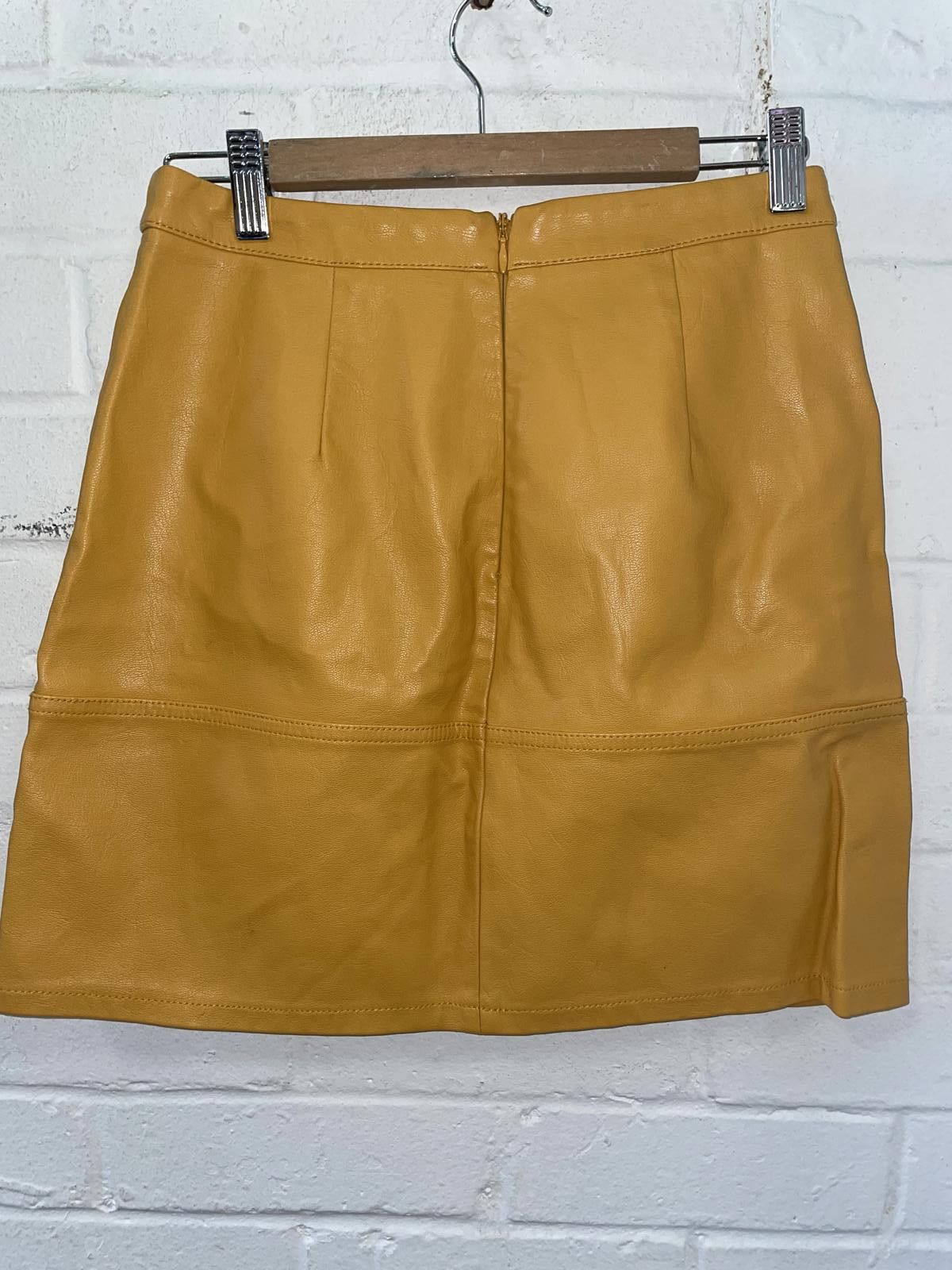 New Look Stylish New Look Yellow Leather Mini Skirt Size 27" / US 4 / IT 40 - 4 Thumbnail