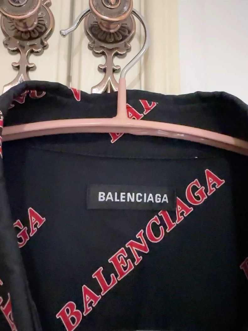 Balenciaga Balenciaga size 39 Full logo shirt coat Size US L / EU 52-54 / 3 - 3 Thumbnail