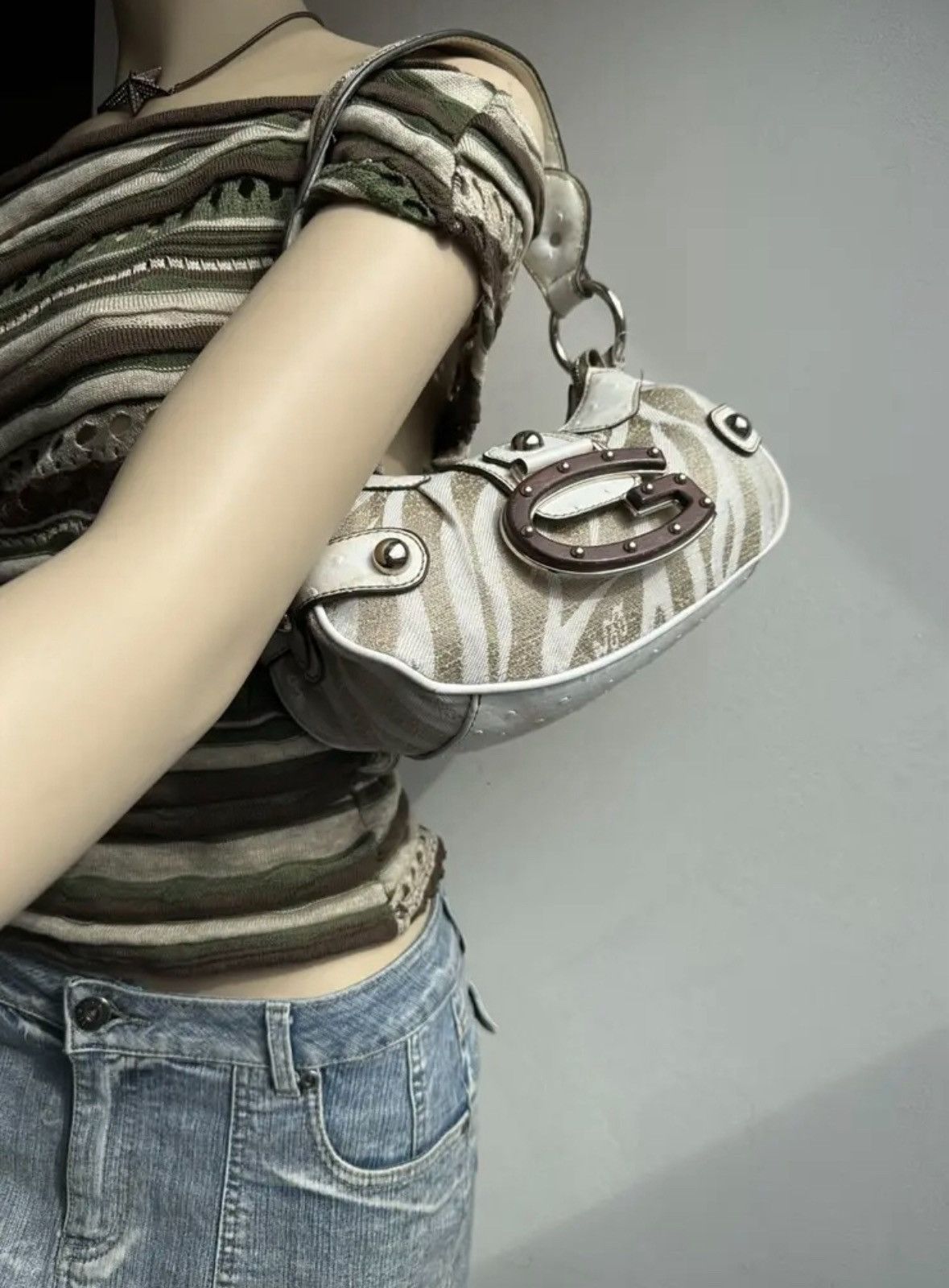 Guess Vintage Guess Y2K Cream Baguette Ostrich Effect Shoulder Bag Size ONE SIZE - 20 Thumbnail