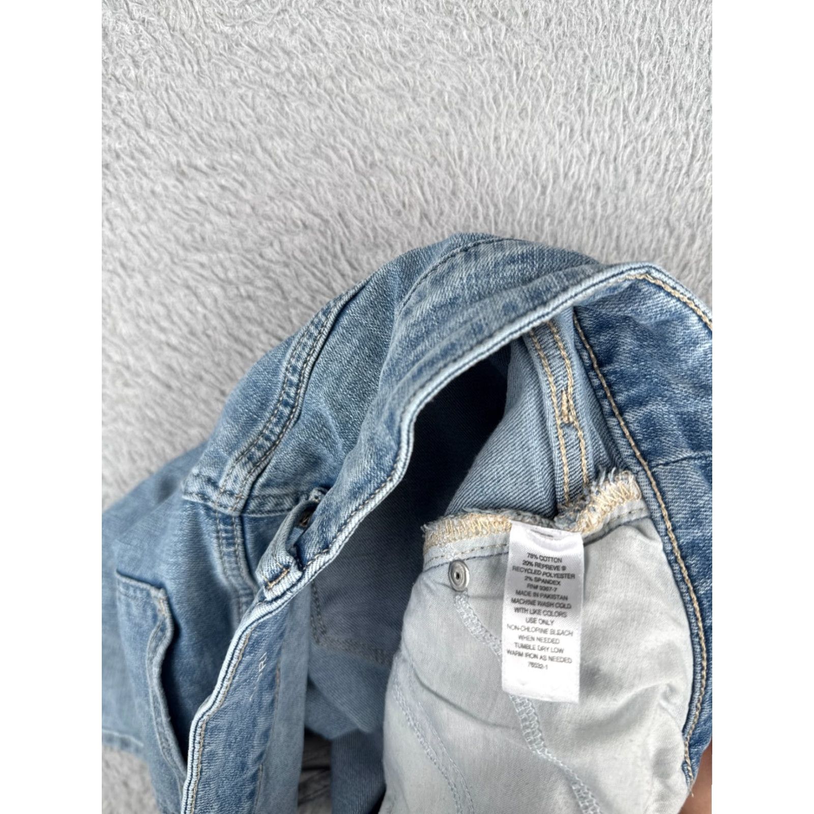 Vintage St. John's Bay Jeans Capri Denim Blue 30x20 Regular 10 Women’s Mid Rise Distressed Cotton Blend 5-Pocket Capris Sized Size 32" / US 10 / IT 46 - 7 Thumbnail