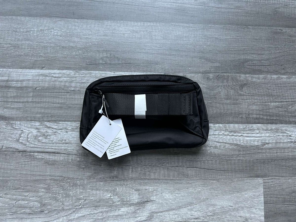 Lululemon Lululemon Everywhere Belt Bag Black Large 2L New With Tags Size ONE SIZE - 2 Thumbnail