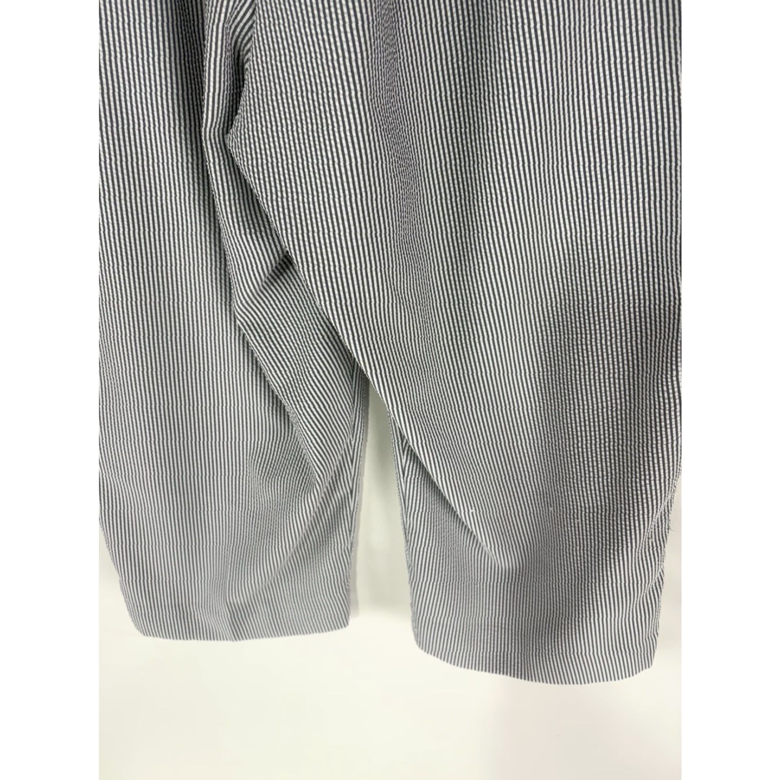 Vintage Alfred Dunner Gray/White Striped Seersucker Cropped Pants Womens Size 16 Wide-Leg, Pull On, 34 Waist, 20 Inseam Size 38" / US 16 / IT 52 - 6 Thumbnail
